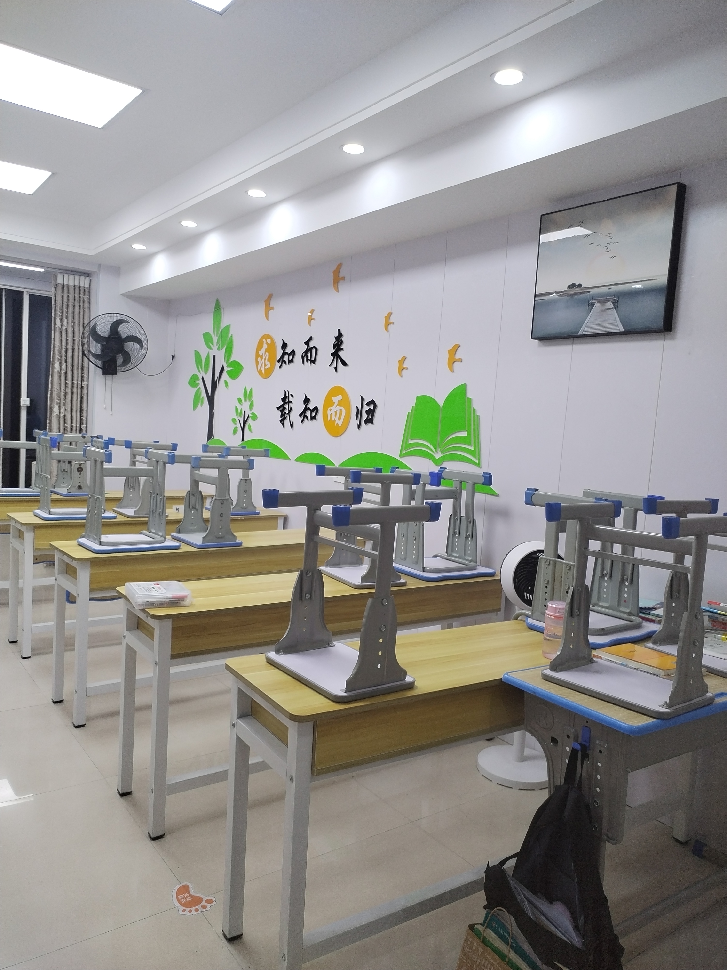 地面布置图片辅导班教室图片辅导教室图片培优教室布置托管中心教室