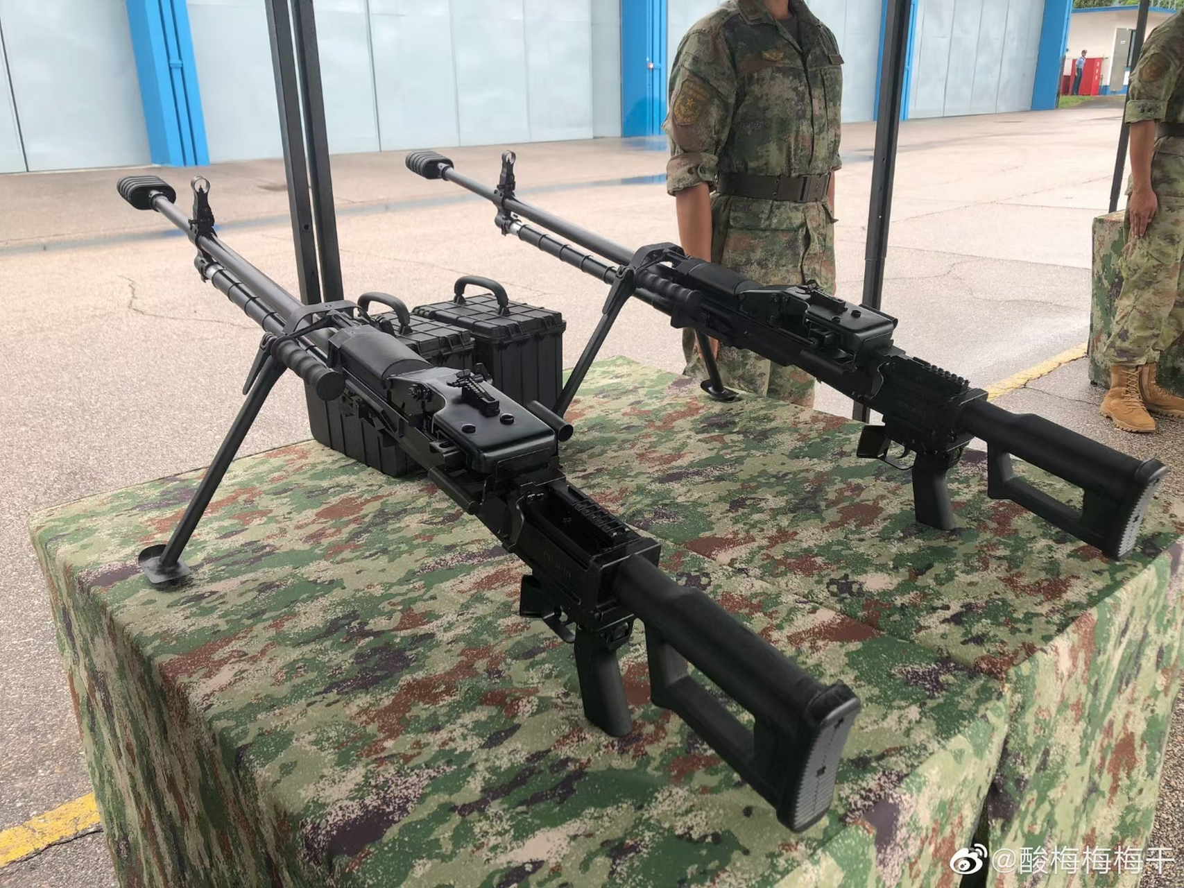 解放军新的12.7mm 机枪,带两脚架,单兵使用,可比通用机枪的威力大多了