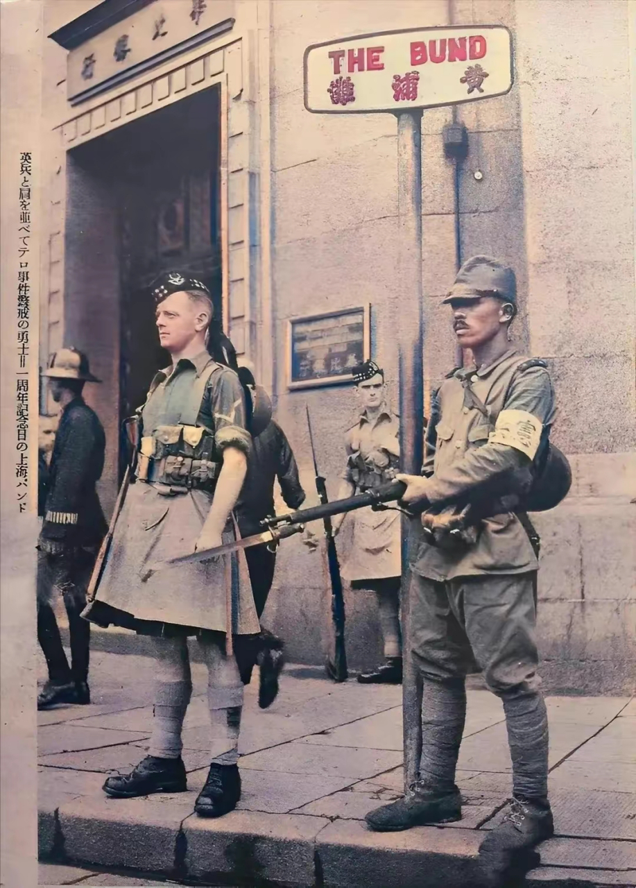 图中一个日本兵端着枪,眼神充满杀气,一名西方士兵笔直地站在那里