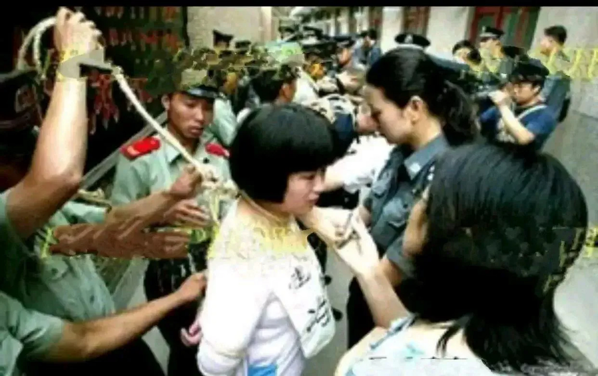 历史老照片:2003年,一名女囚犯被武警五花大绑,即将送上刑场执行死刑.
