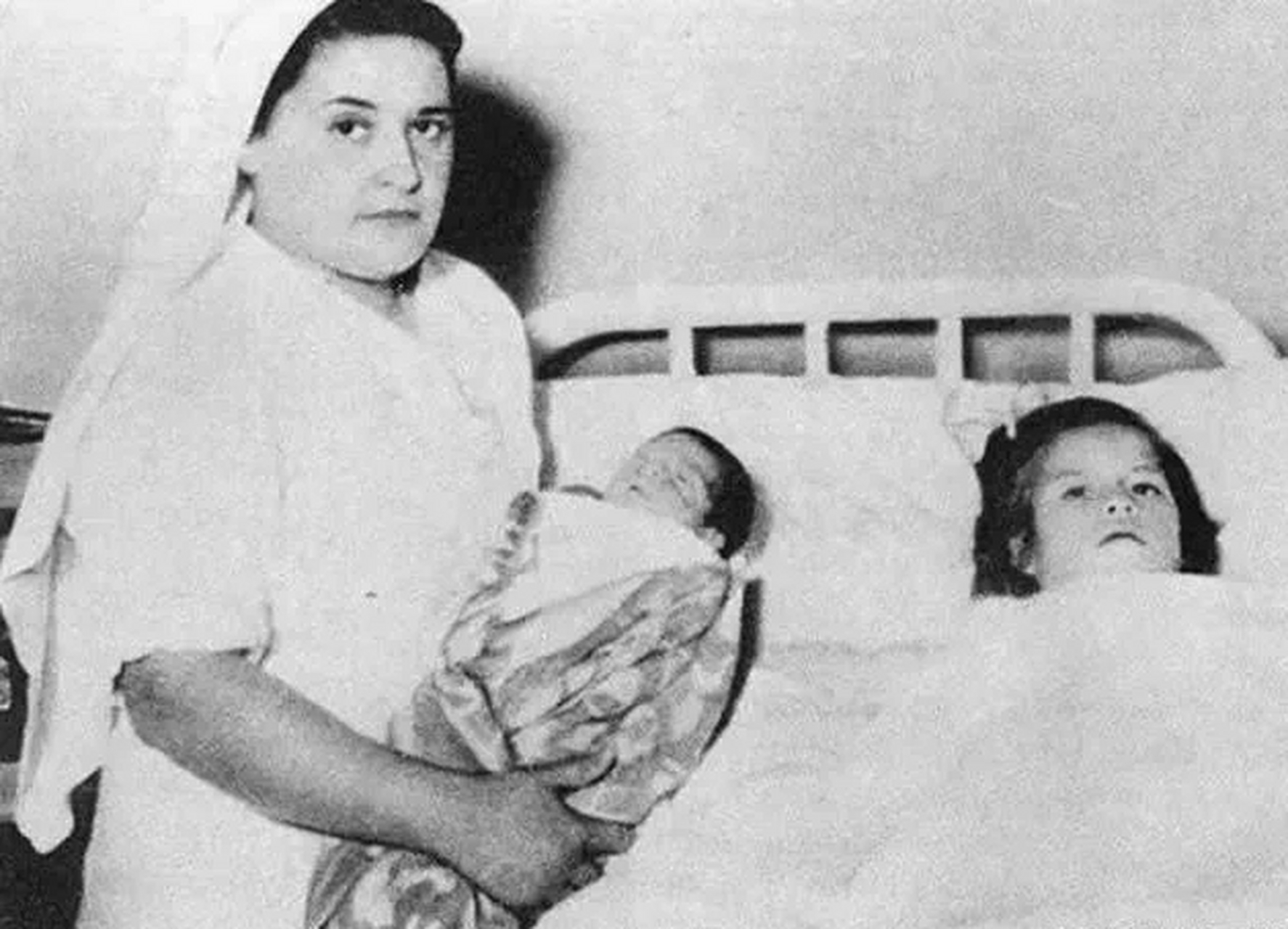 历史老照片,1939年只有5岁的秘鲁女童琳娜·梅迪纳,在医院接受剖腹产