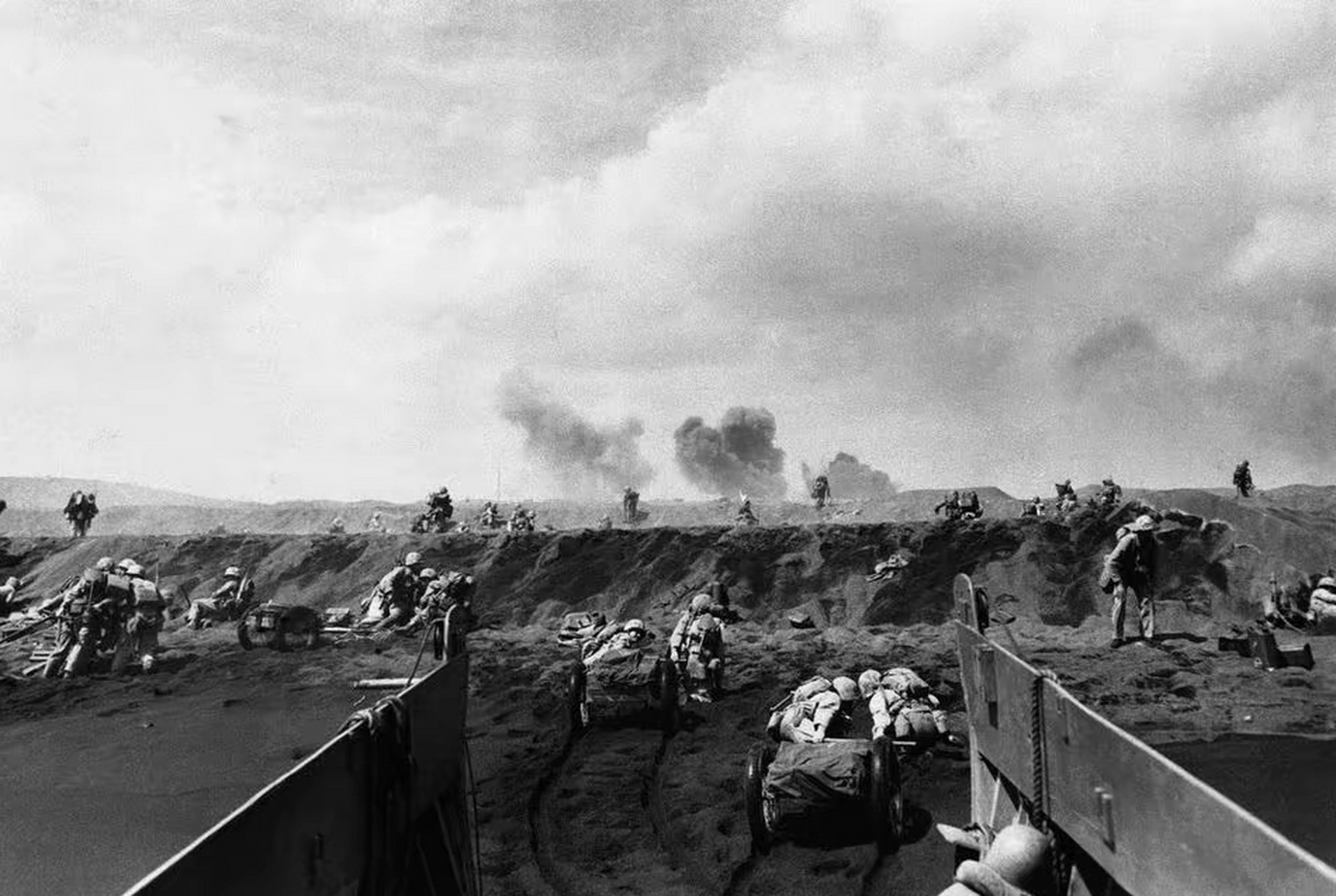 二战老照片,美军特战队正在抢滩登陆硫磺岛!