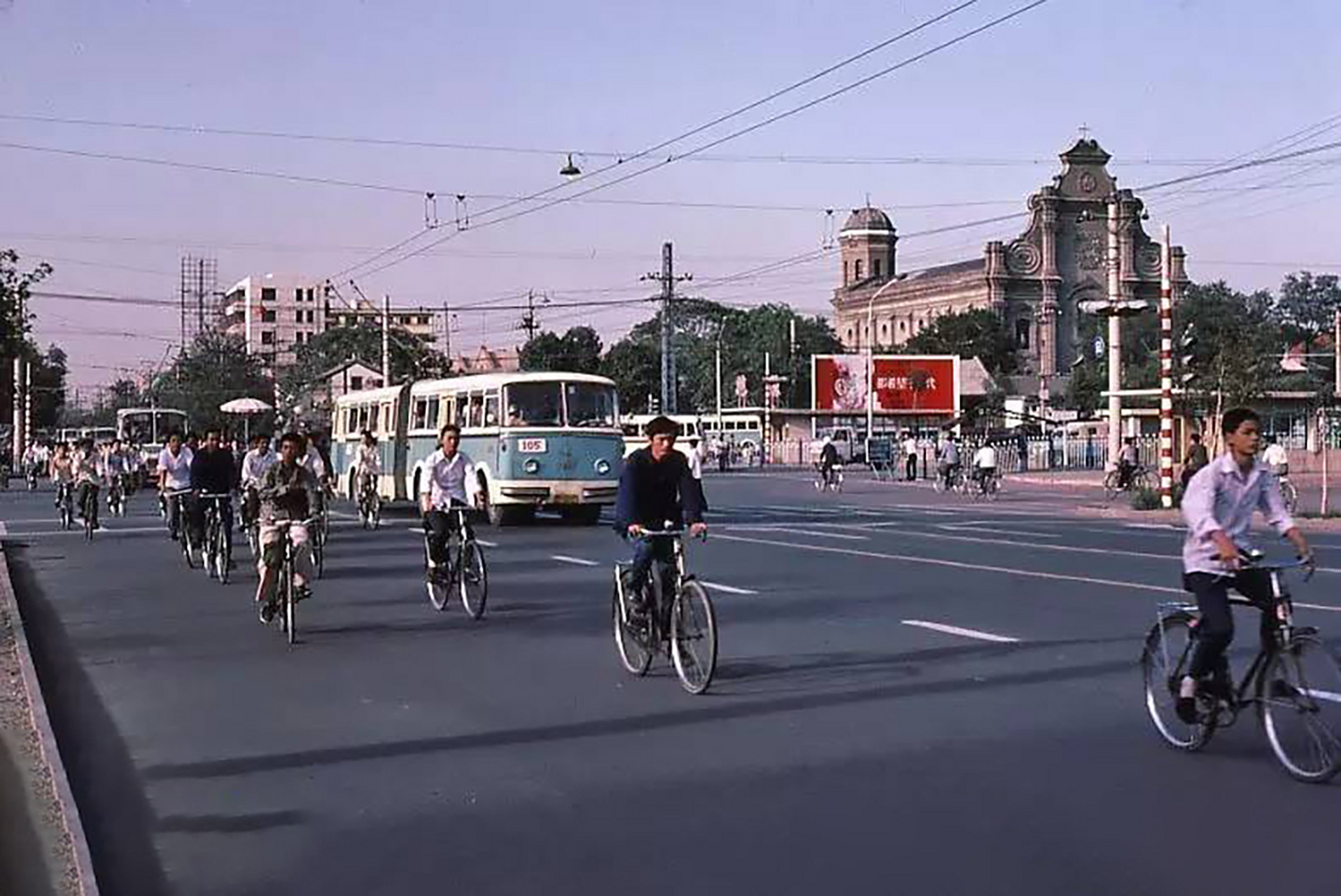 80年代北京怀旧老照片,自行车是主力,街上基本没有私家车,公交车也不