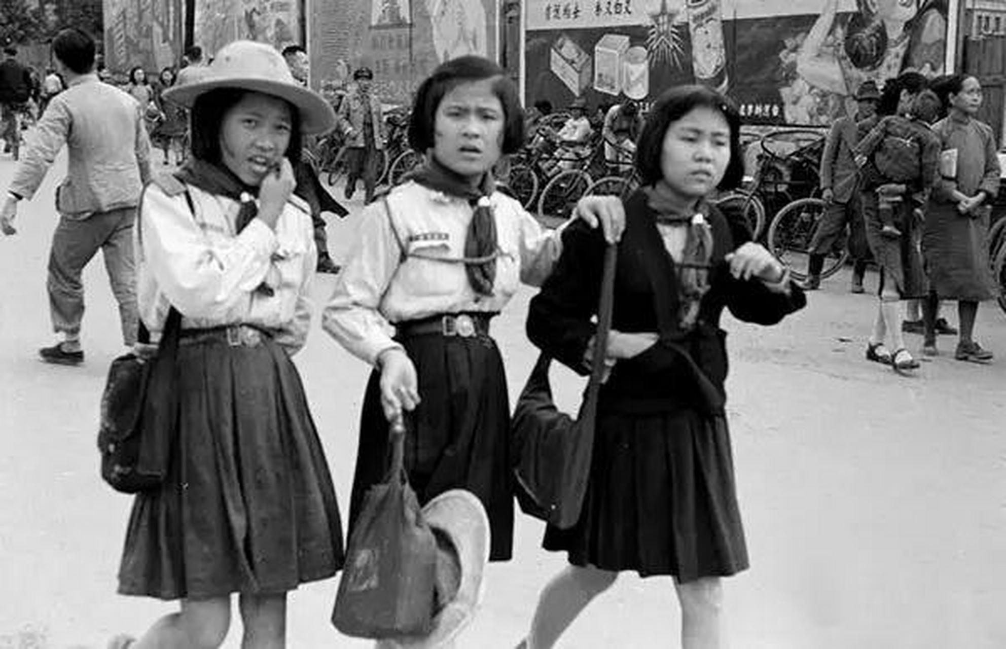 那里有眷村,小学生也戴着红领巾,也在生产枪支准备作战,也在稻田养鸭