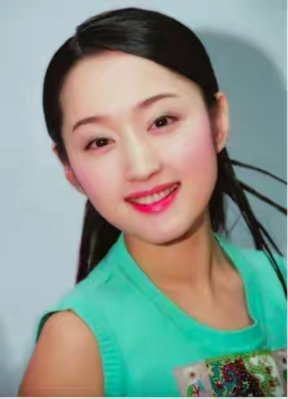 甜歌皇后杨钰莹的老照片,杨钰莹笑容很甜美,一张娃娃脸永远像长不大的