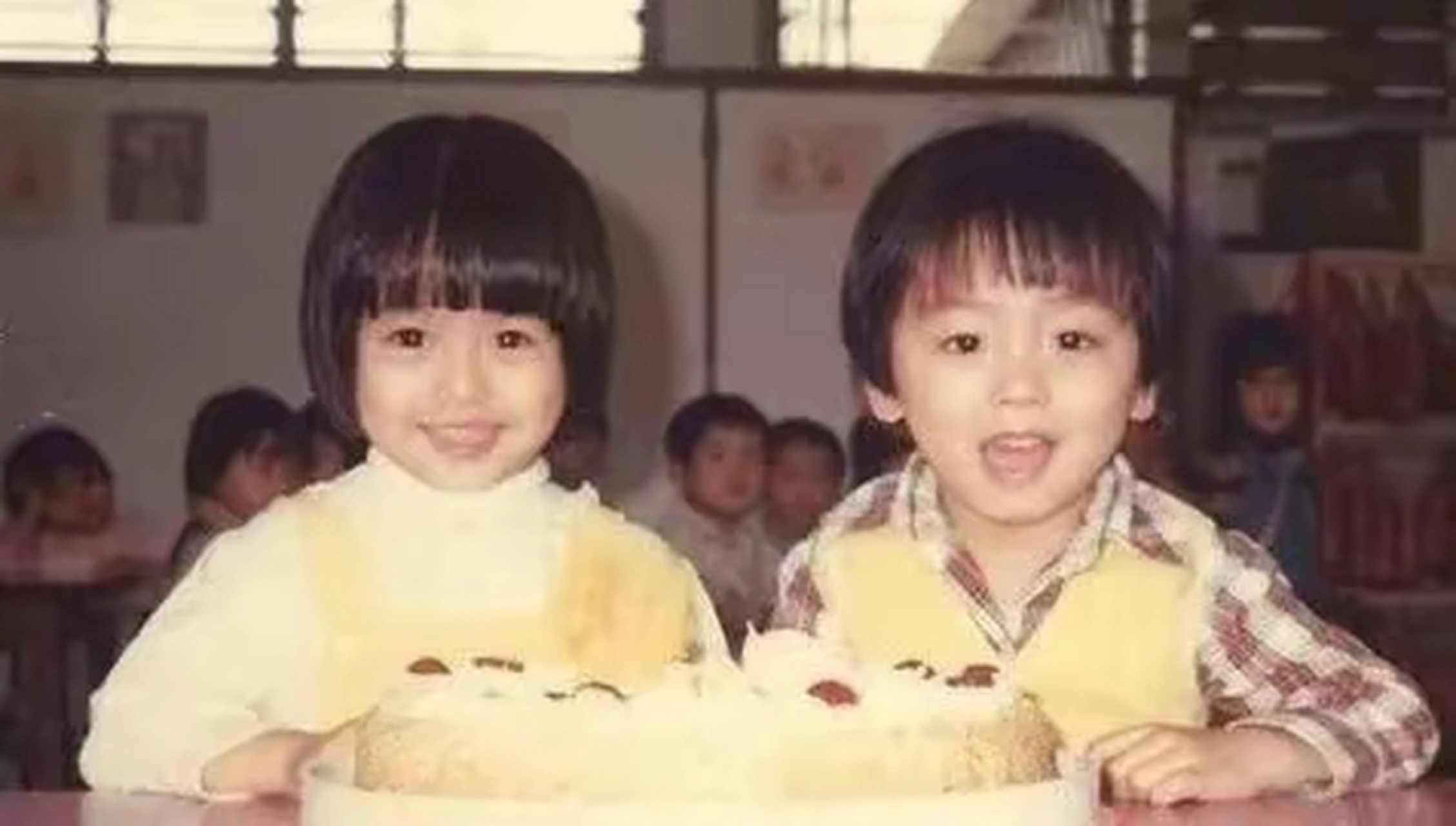 这是梁咏琪和她双胞胎的弟弟,她俩吃一块大蛋糕,这是过生日了!