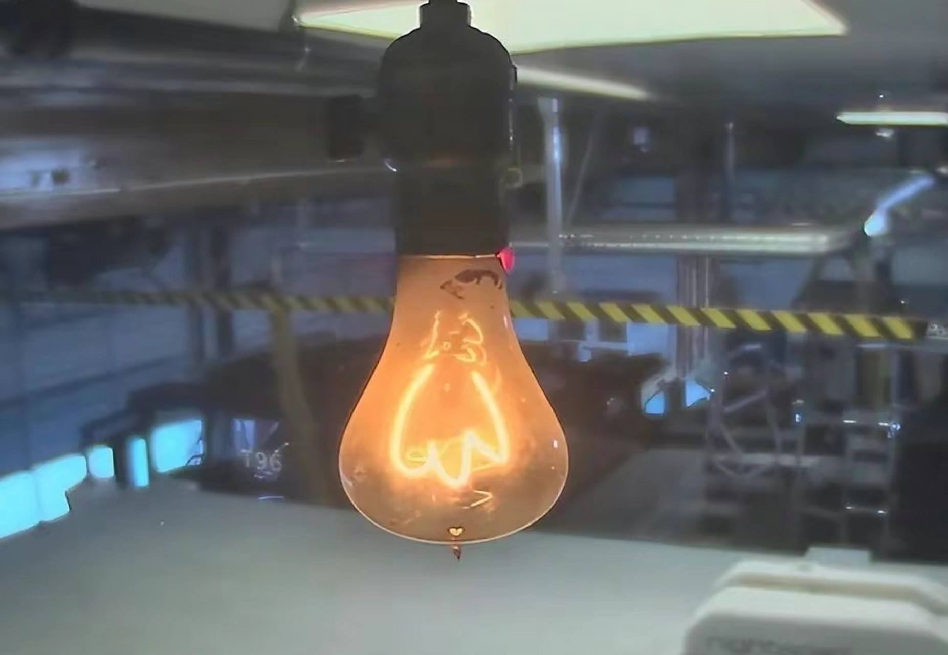 这只灯泡已经亮了一百多年了,从未熄灭过.