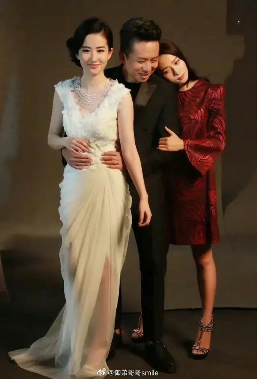 刘亦菲,邓超,江一燕合影!