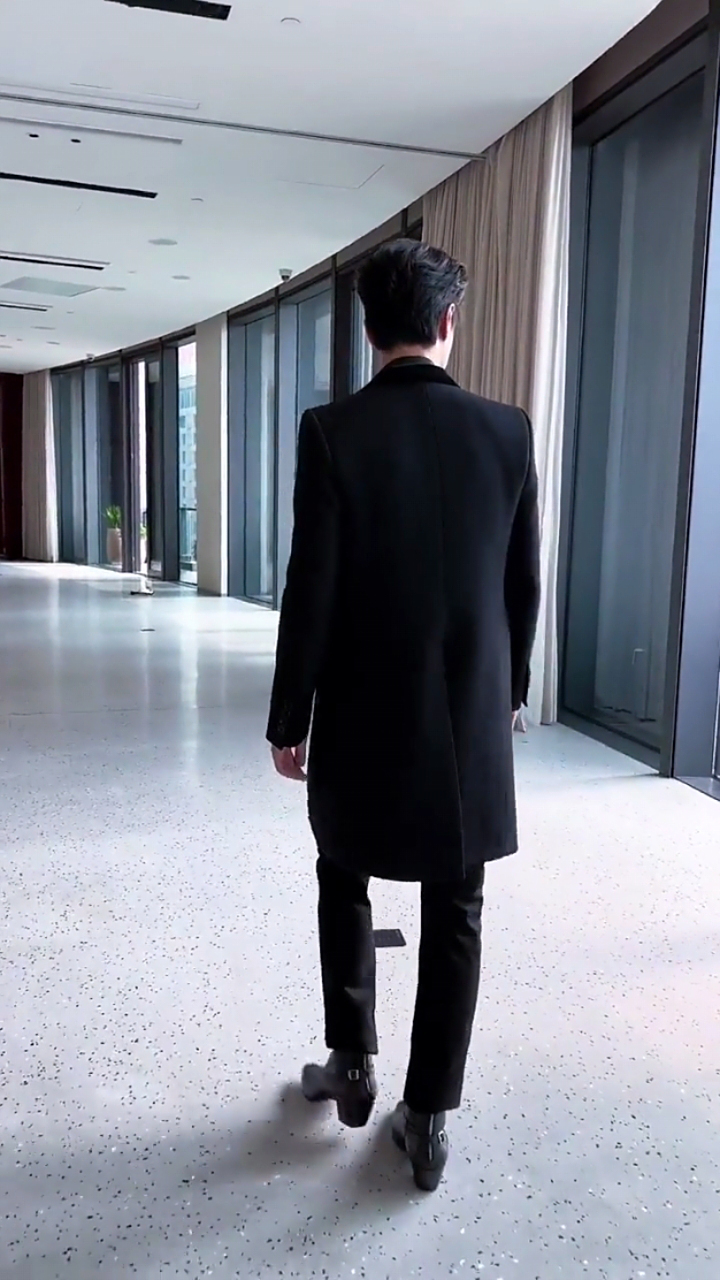 怎么男明星也喜欢穿高跟鞋?王一博这两双目测怎么着也有7cm