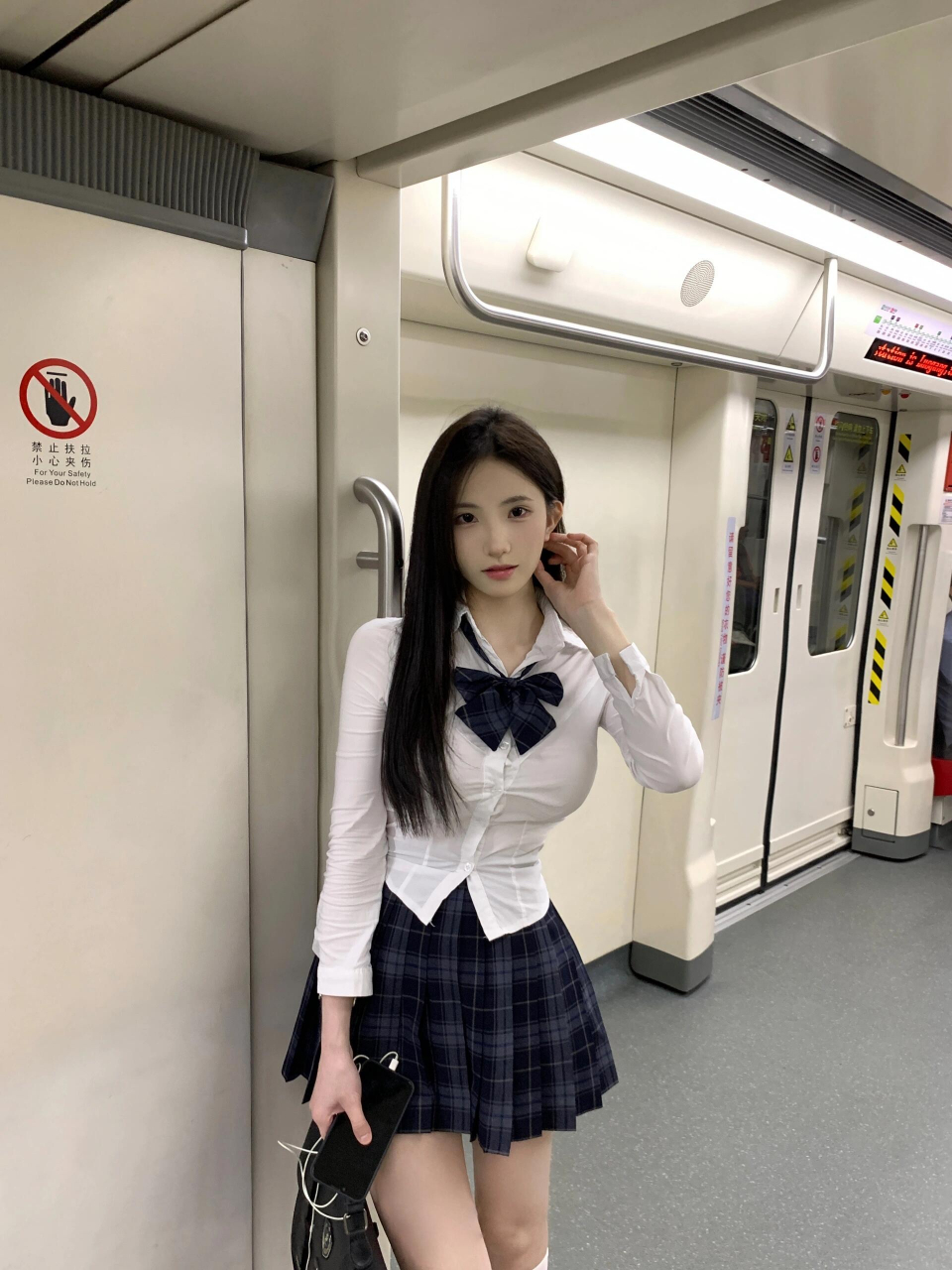 地铁里的jk制服小姐姐,笑容甜美,元气满满!