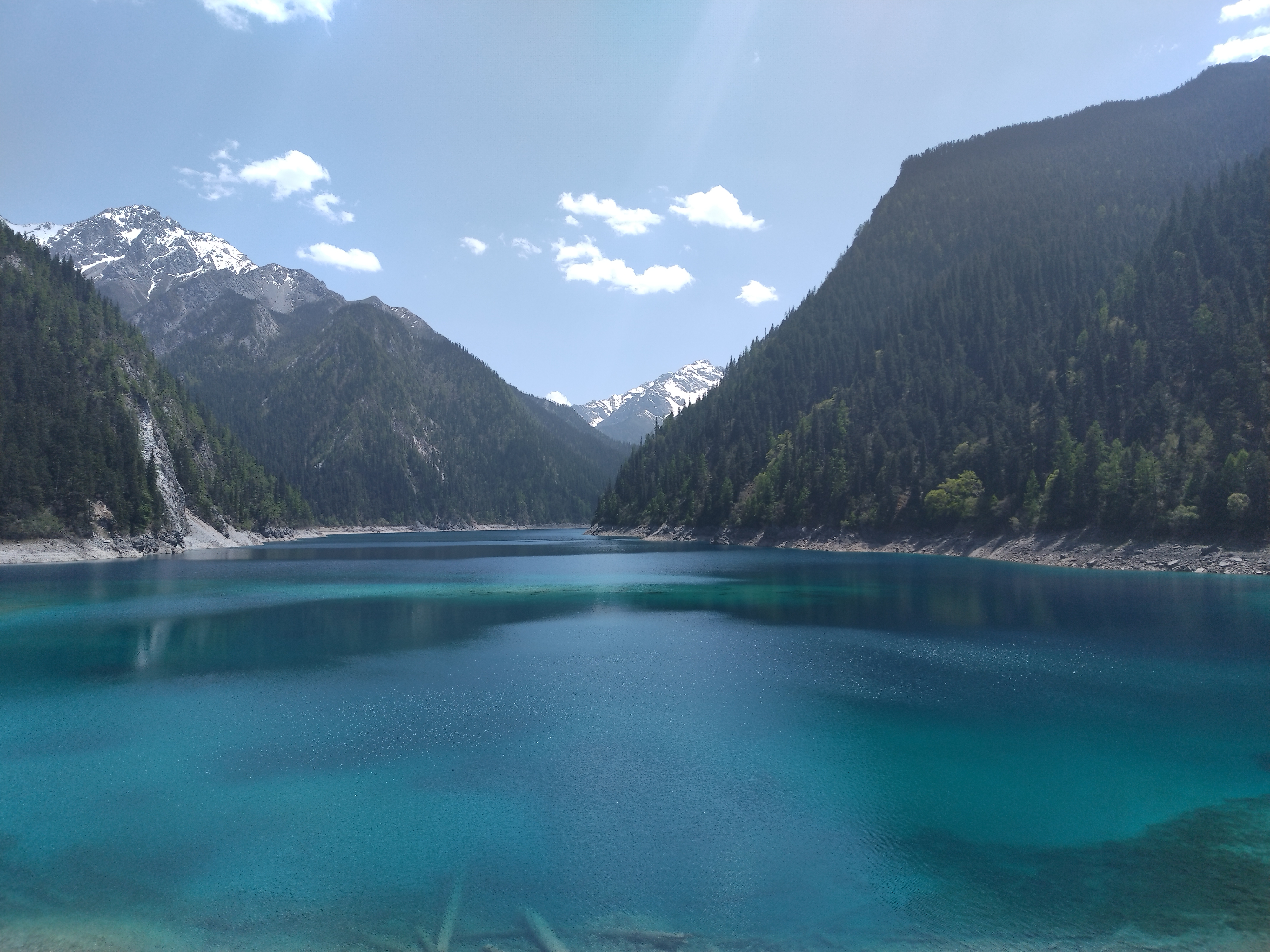 九寨沟旅游攻略 着装:早晚冷,中午热,温差大,建议里面穿短袖,外面穿