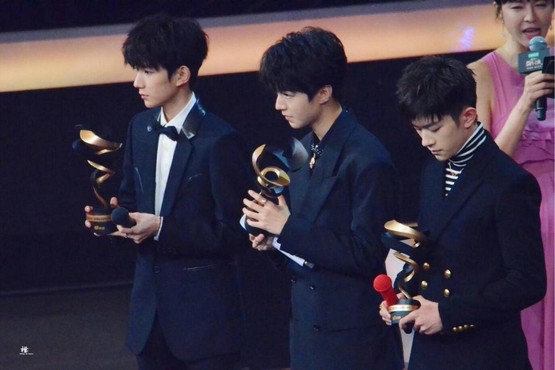 2013年8月6日,tfboys发布组合形象宣传片《十年》,正式出道.