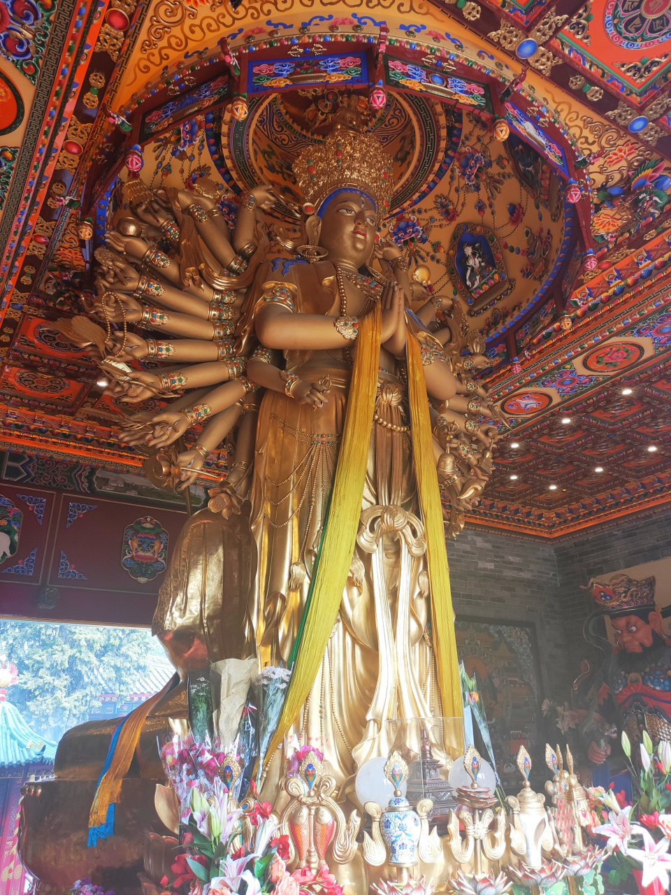 【陕西省最高的千手观音】  位于西安市广仁寺内千手观音殿中,高约6.