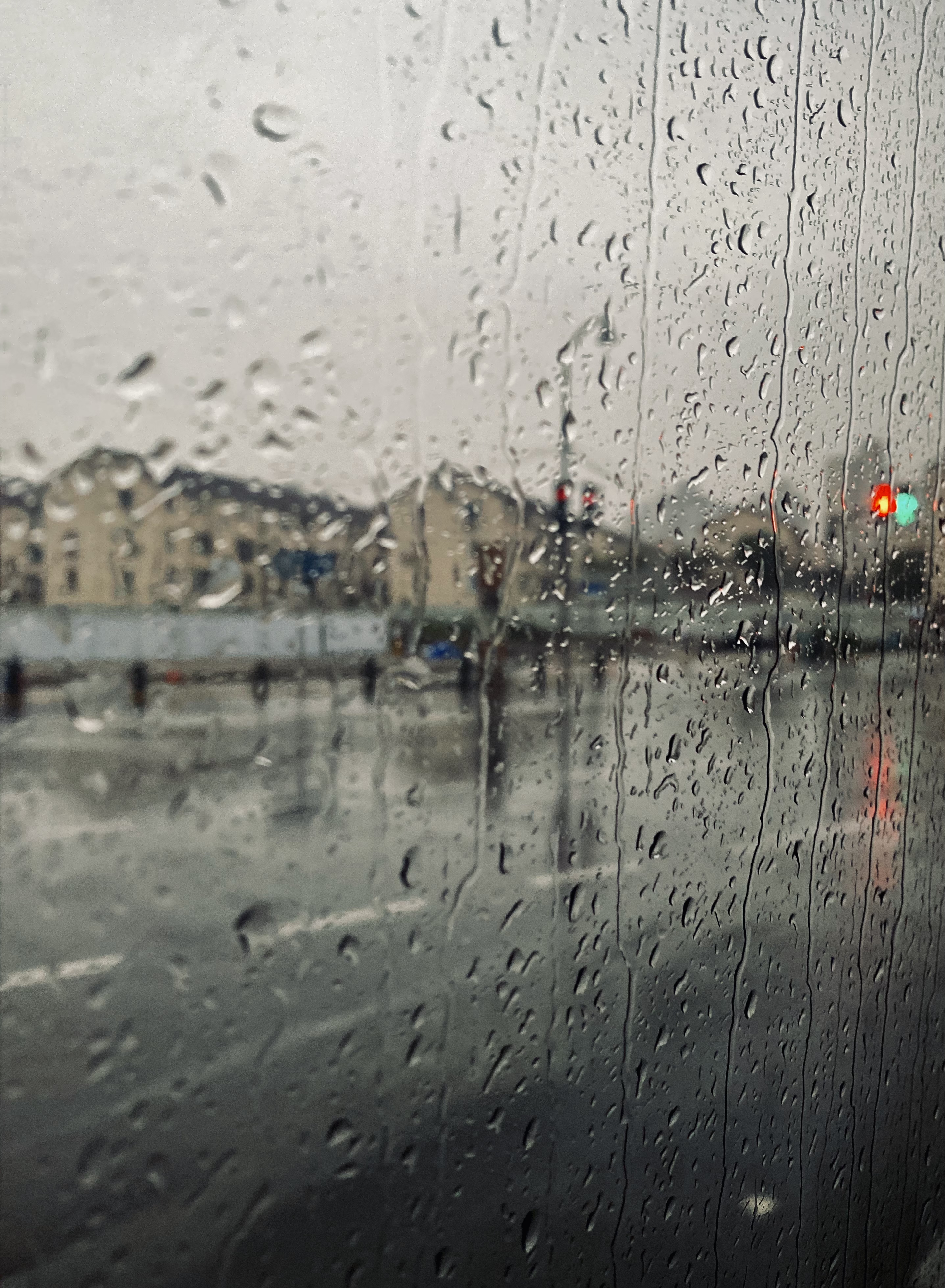 车内看外面下雨图片图片