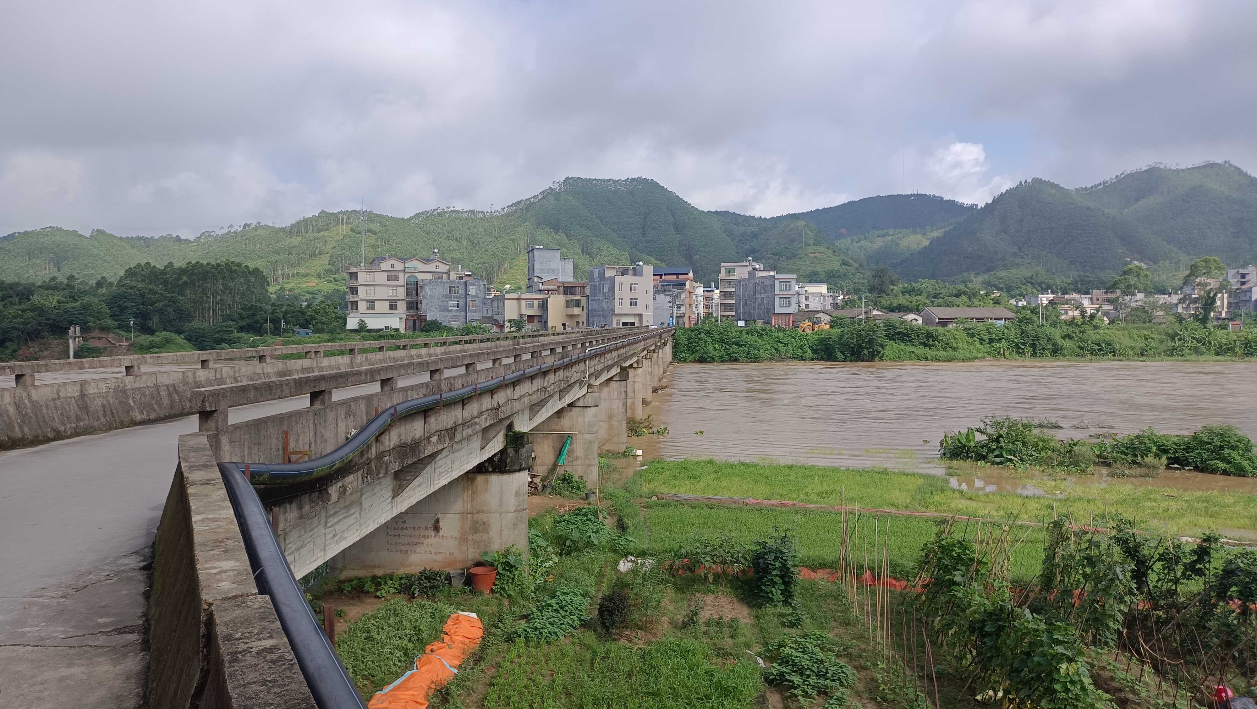 博白县南流江马新大桥简介 虹桥飞岸壮山河 位于白州城西面约二里