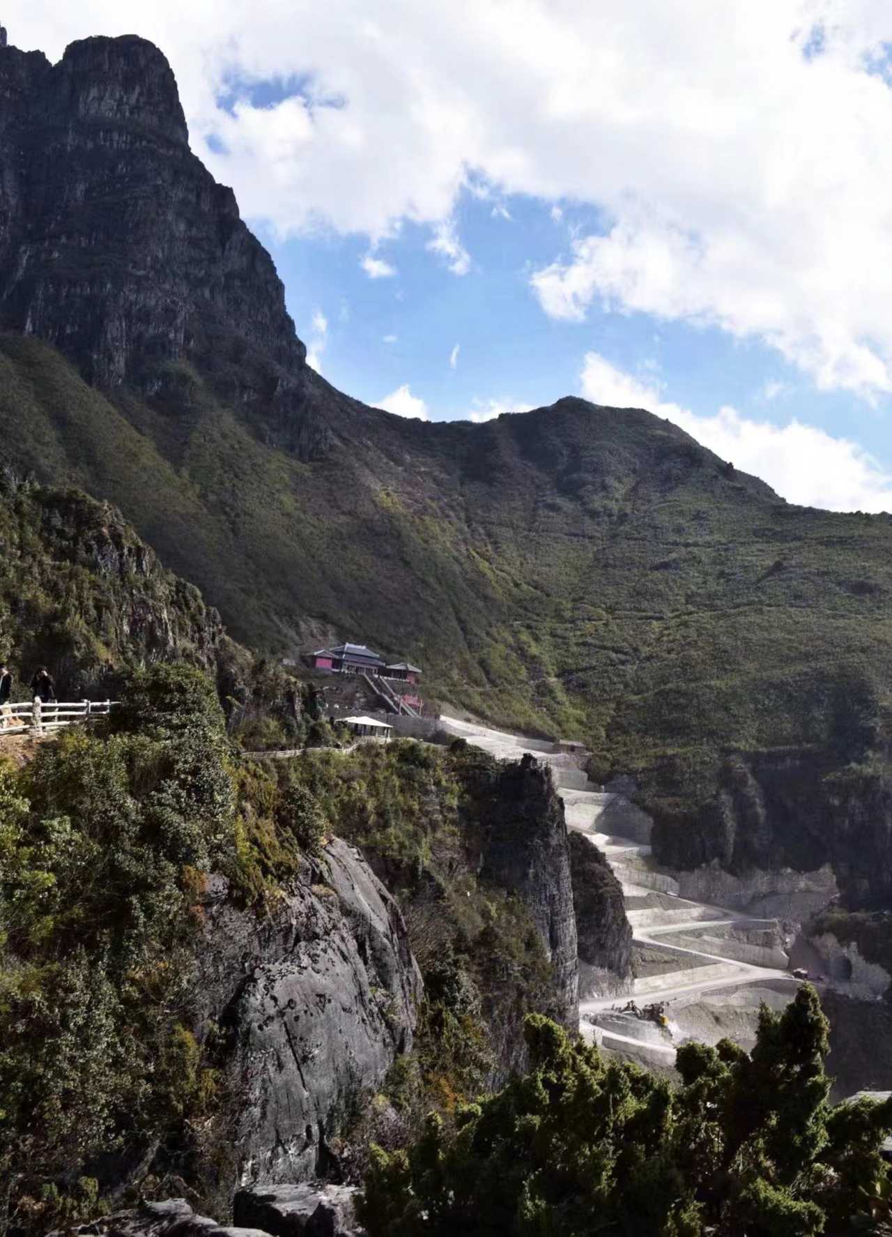 东川紫霞宫,坐落于东川之巅谷牛山的半山腰,海拔高达三千多米.