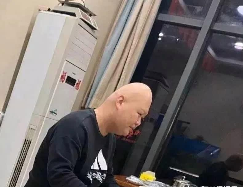 扁头是因为小时候平躺睡觉的时间过长,导致它发育成了扁扁的样子?