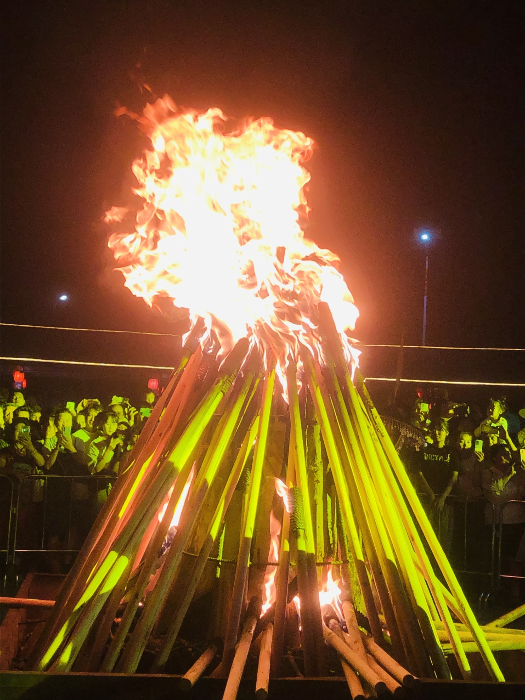 百人欢聚火把节 围篝火舞习俗