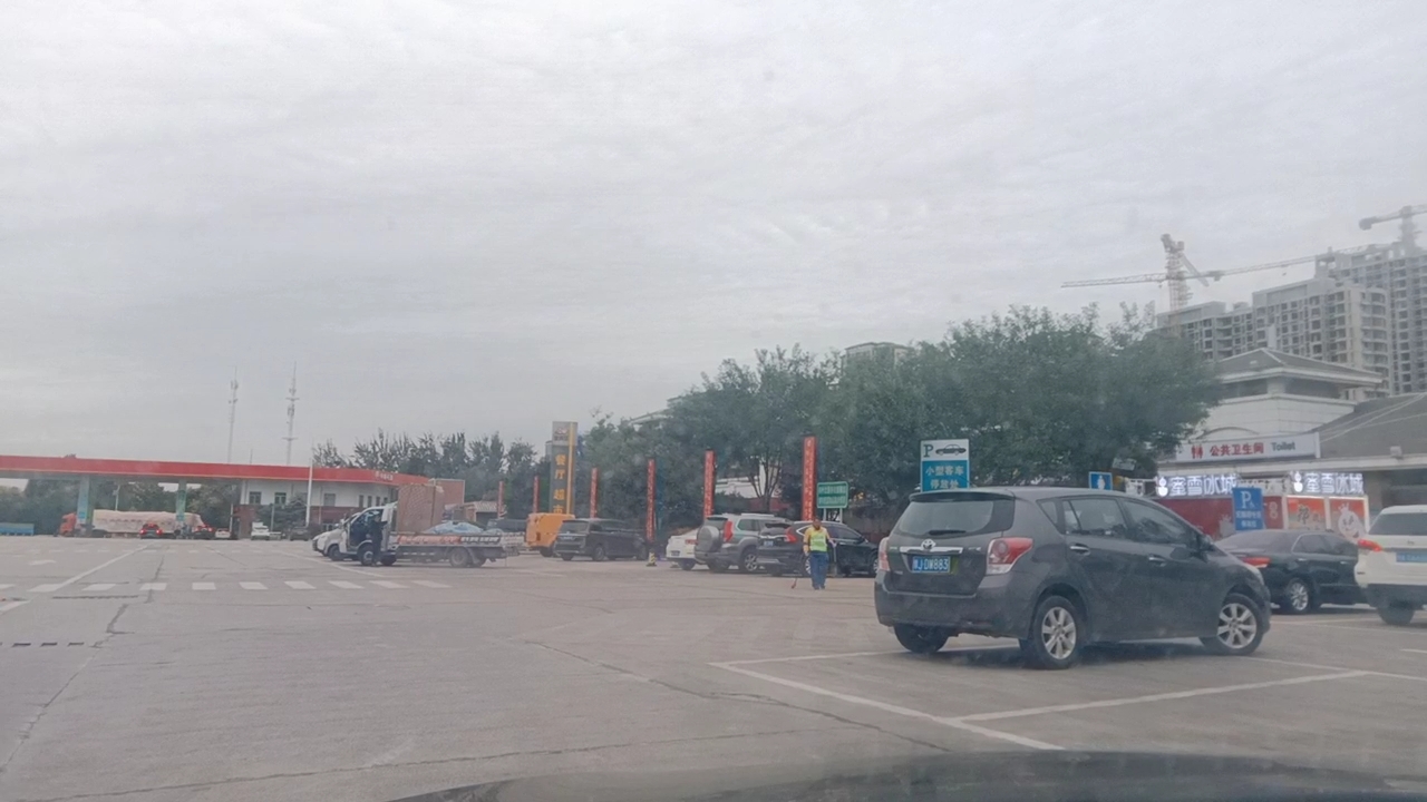 连霍高速上的郑州服务区,看起来算是比较小的了,年头应该比较久了