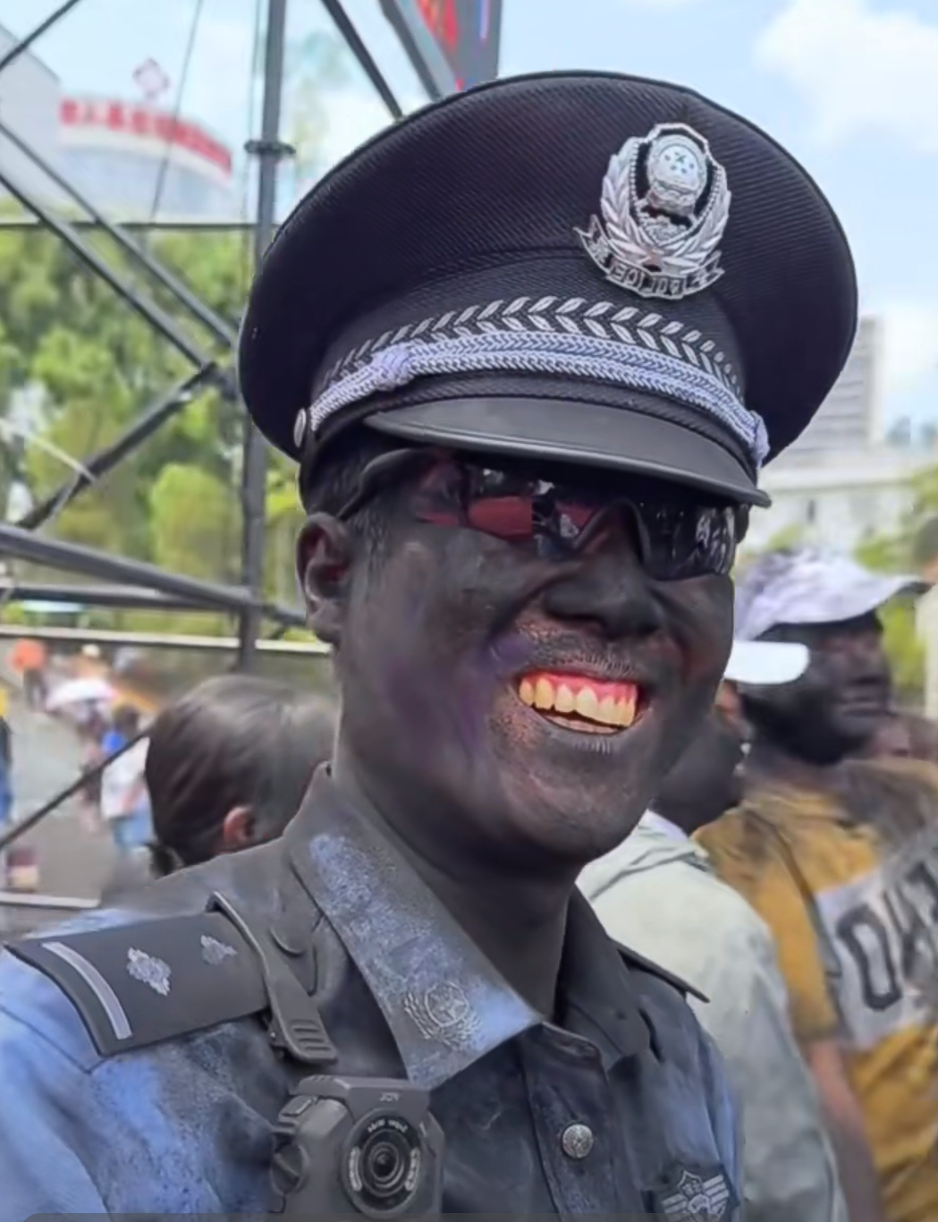 刚过完"泼水节",临沧的"摸泥黑"节又来了,简直