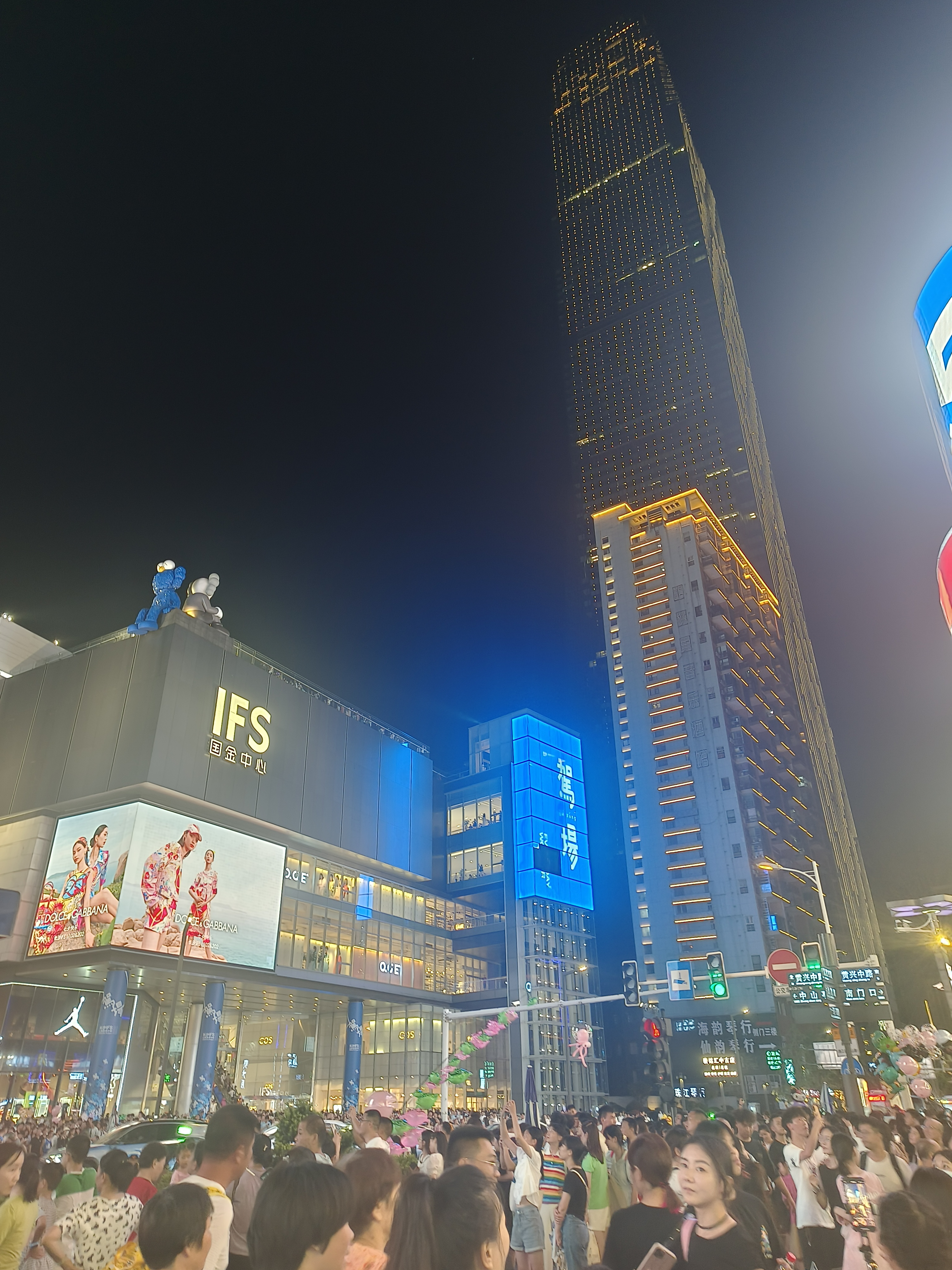 身处长沙ifs国金中心,俯瞰这座繁华的城市,心情无比舒畅.