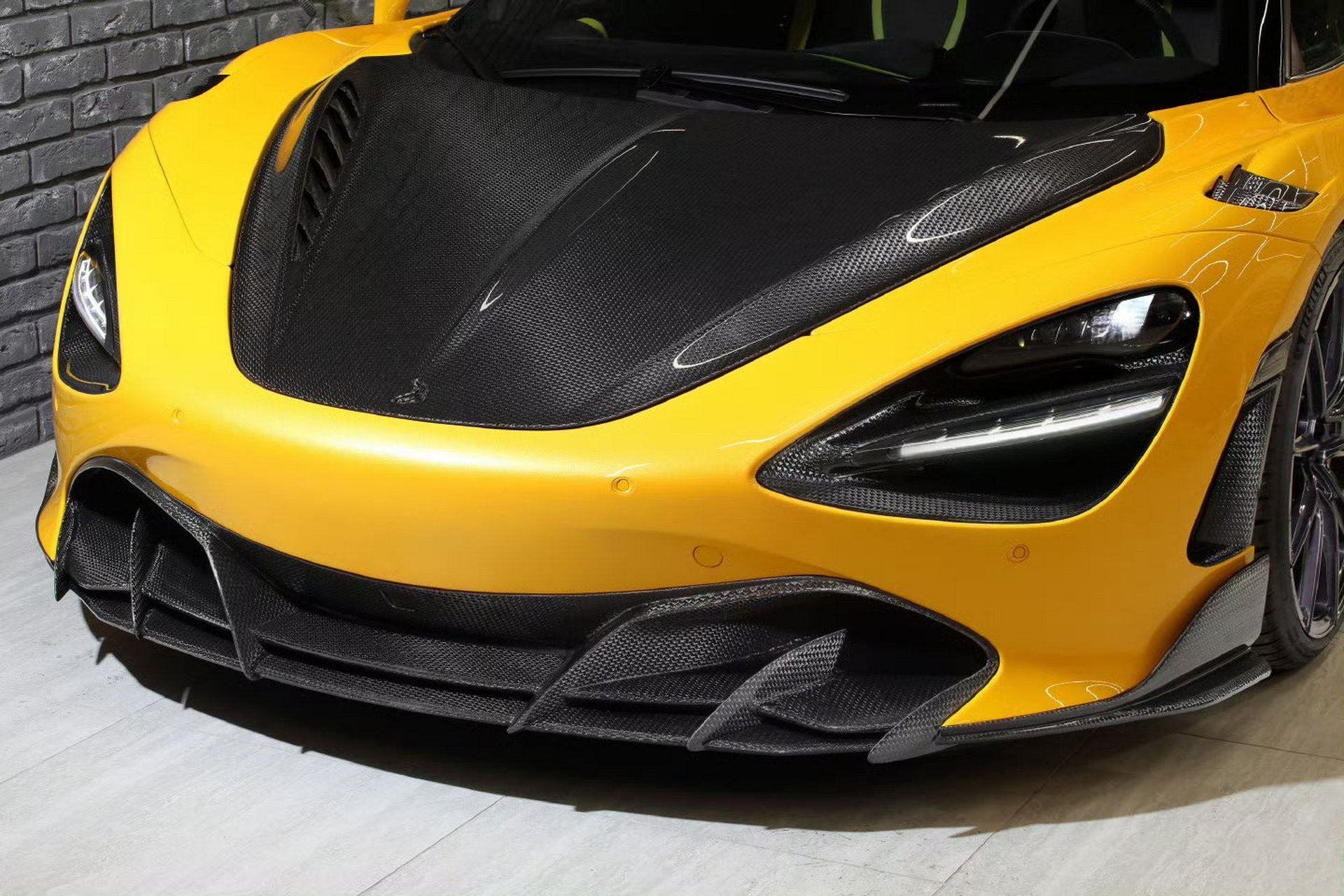 topcar mclaren 720s是一款超级跑车,相比上代迈凯伦650s车型,它更轻