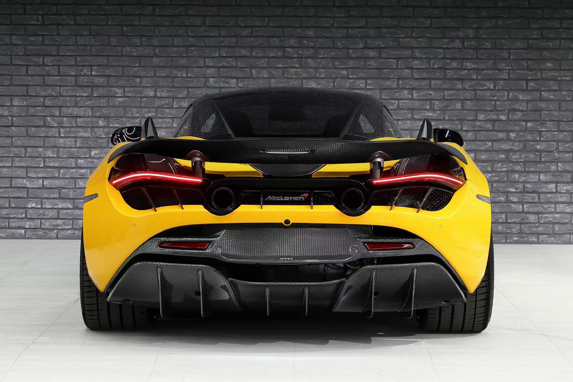 topcar mclaren 720s是一款超级跑车,相比上代迈凯伦650s车型,它更轻