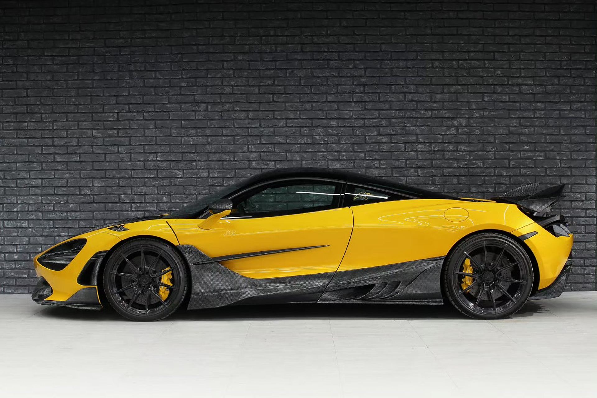 topcar mclaren 720s是一款超级跑车,相比上代迈凯伦650s车型,它更轻