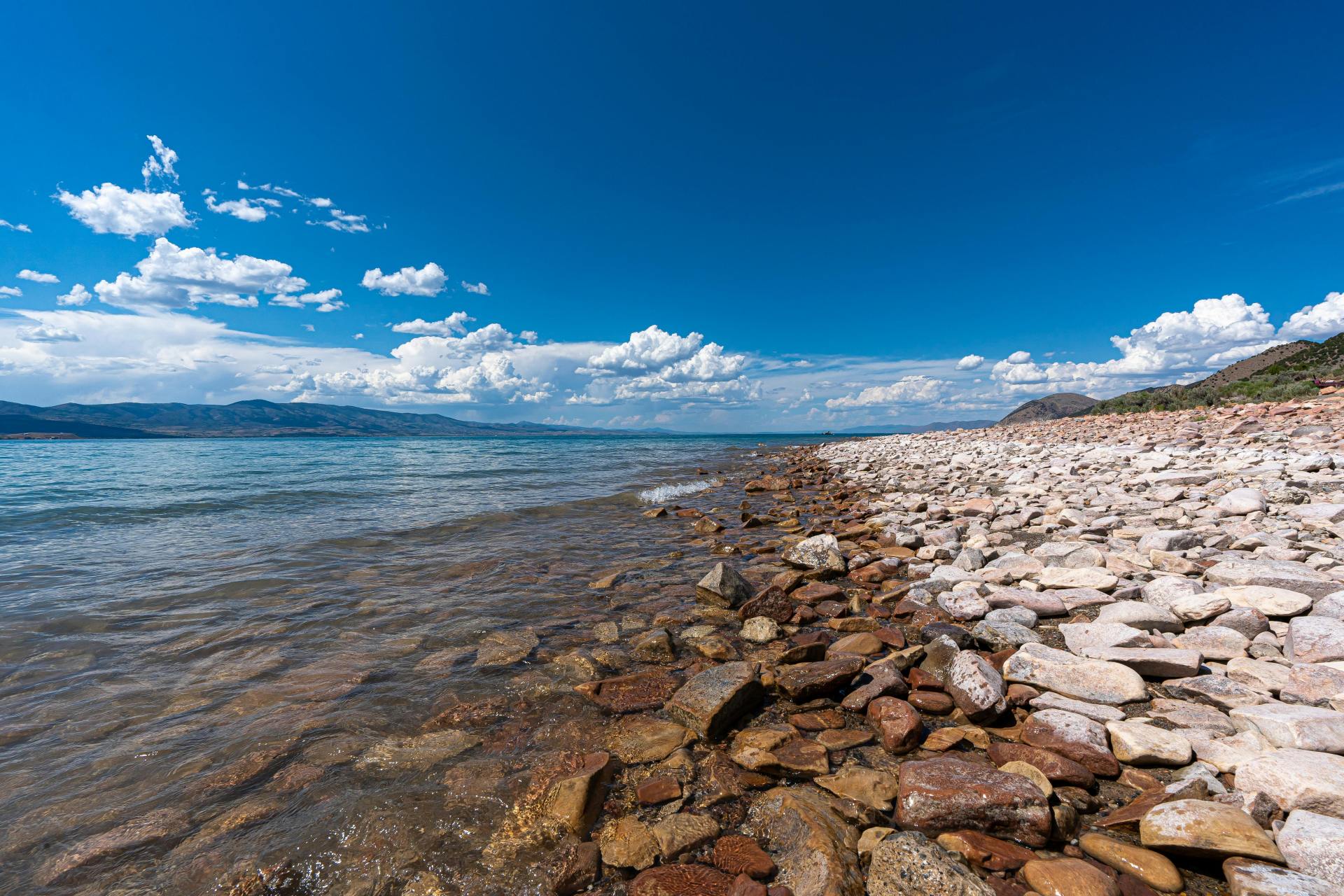 97淡蓝色的湖水,宛如天空的一面镜子,清澈而宁静.