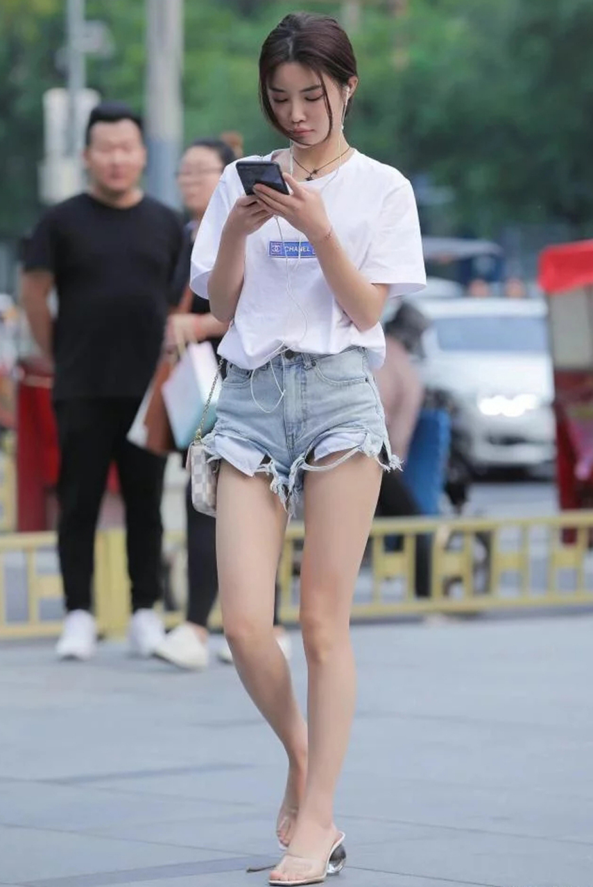 日常穿搭#  夏日街拍,性感热裤小姐姐,一脸好认真的样子,应该有男盆