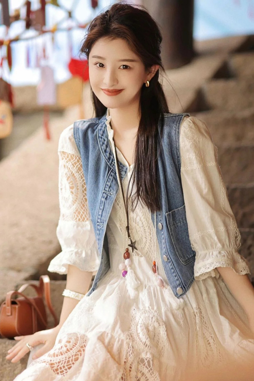 穿白色蕾丝镂空连衣裙的长发美女,笑起来甜甜的,清纯唯美.