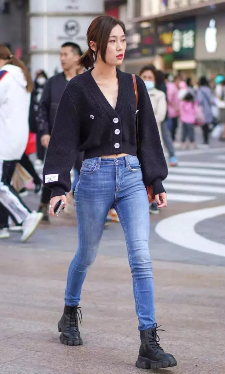 日常穿搭# 深蓝色t恤搭时尚紧身牛仔裤,休闲又靓丽秀出小蛮腰,女任抖