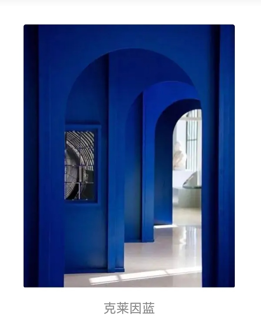 在米兰画展上展出了八幅同样大小,涂满近似群青色