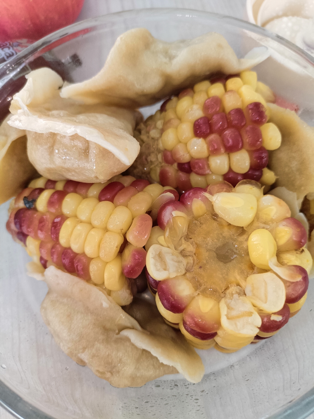 姐姐在秋天的时候买了好多玉米,不扒皮直接放在冰箱冷冻,我还吐嘈