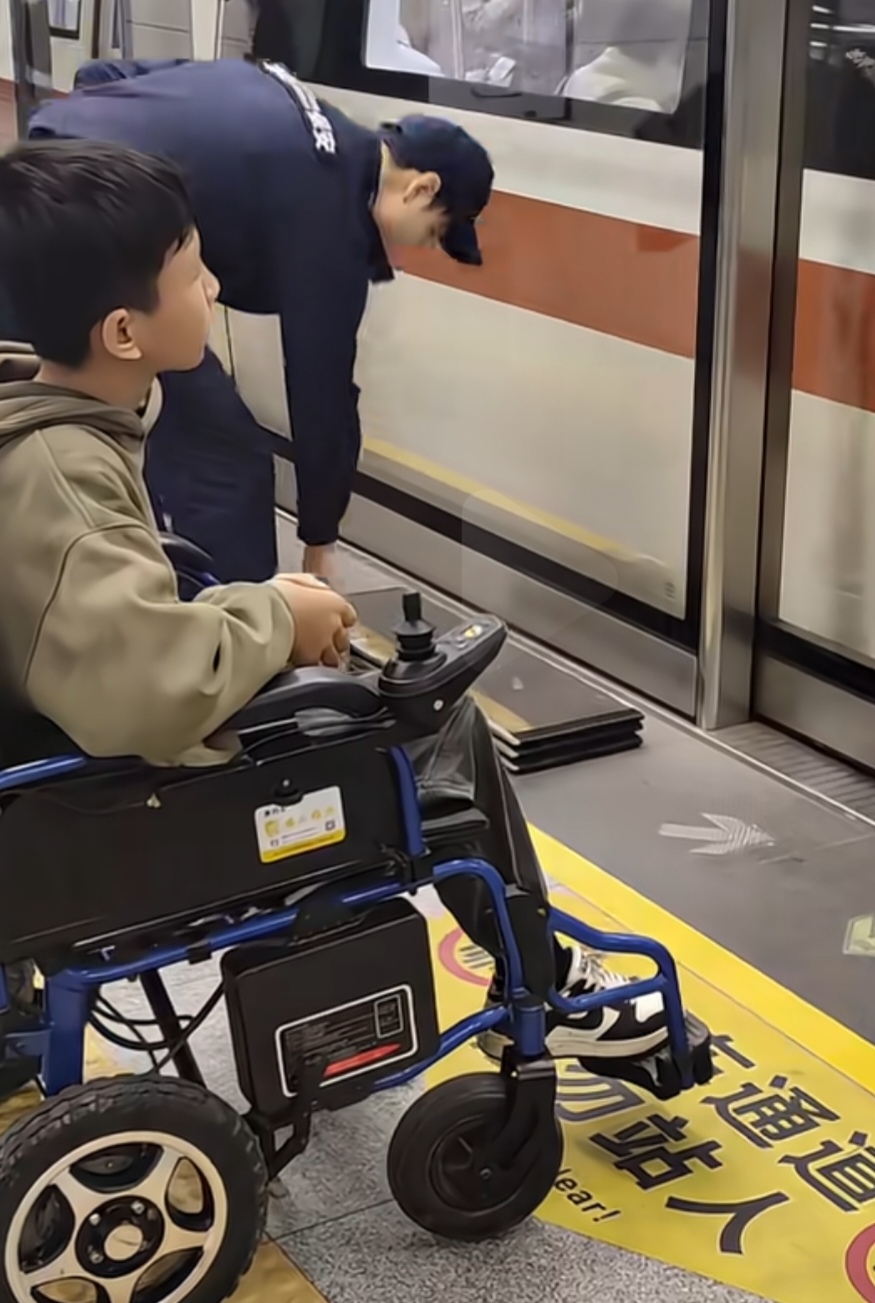 近日在深圳一地铁站,网友拍下如此暖心一幕,一个坐轮椅的小男孩在等