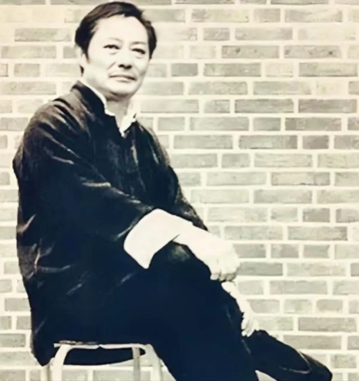 黄淳梁一进入武馆就对武馆学员进行挑衅,学员与他比武败北,叶问见到后