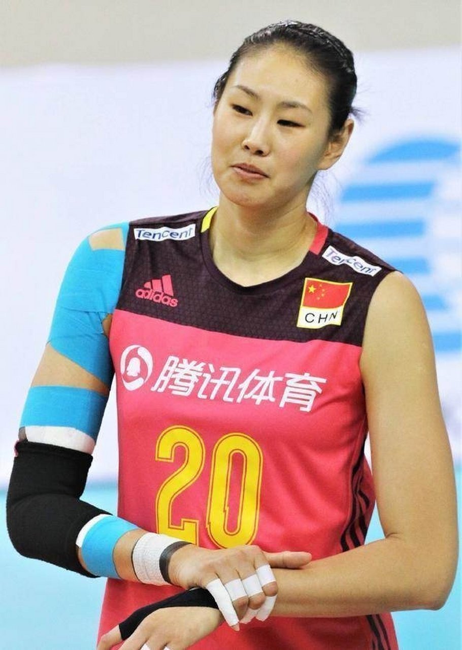 今年已经34岁的副攻手颜妮是目前这支中国女排中年纪最大的队员.