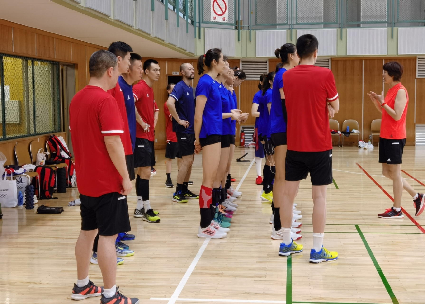 看看中国女排最帅陪打教练李童的眼神! 东京奥运会倒计时1天!