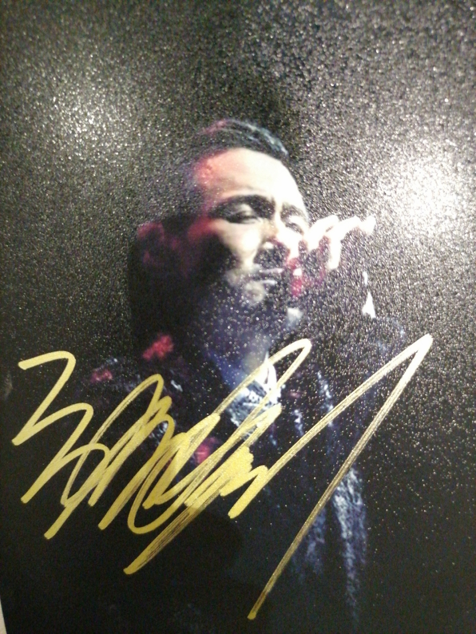 这是我在网上买的张学友签名照,请大家帮忙看看是不是真的