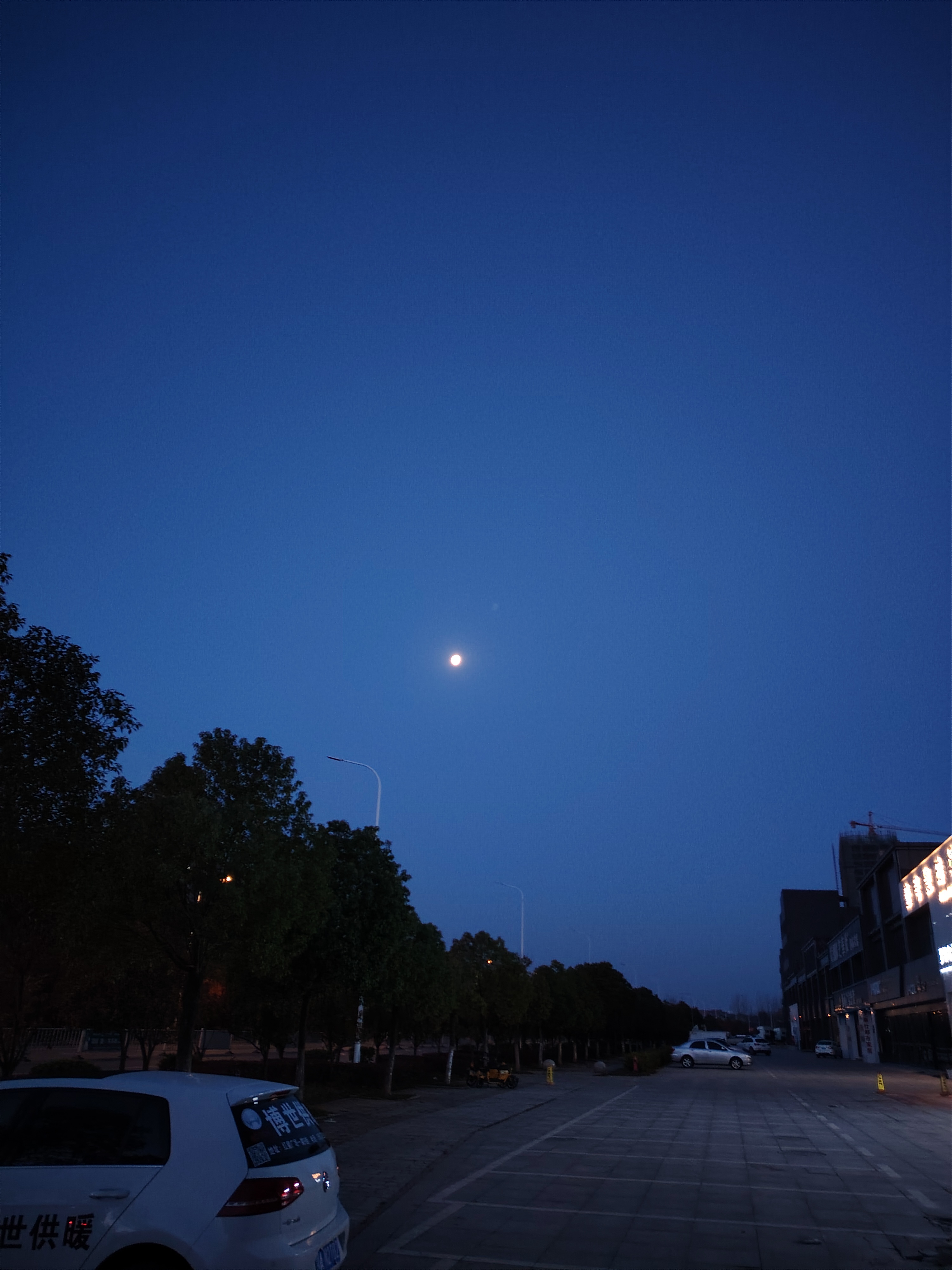 夜晚的街道静谧而有序