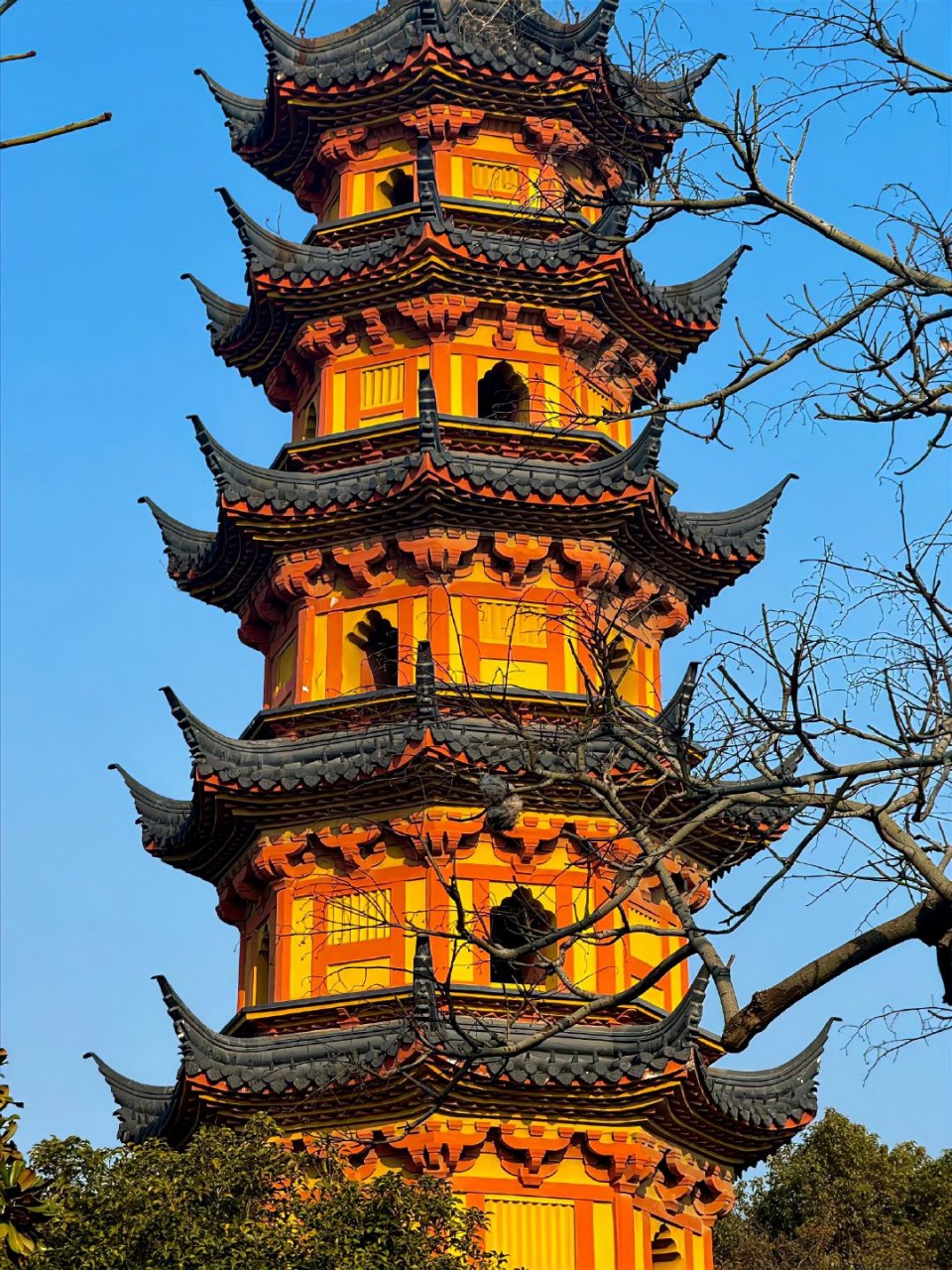 黄塔高耸,木质结构,层层叠叠,宛如时光的积淀.