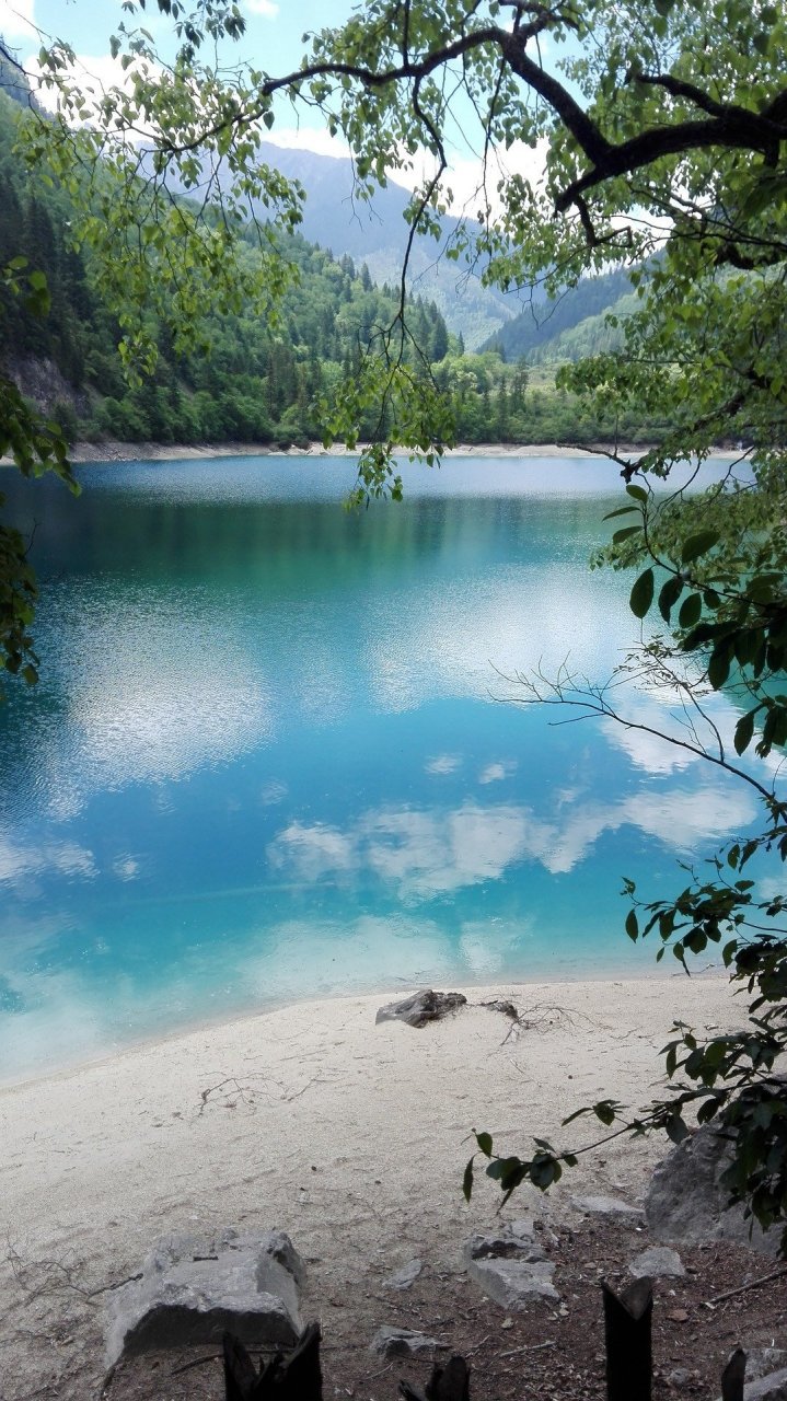 清澈见底湖水图片