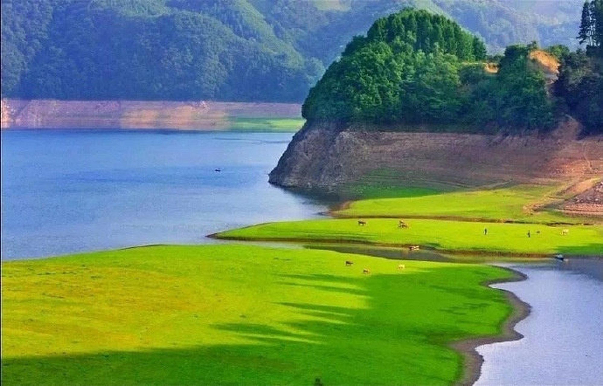 草地,湖水,山脉,蓝天——大自然在这一刻展现出它的无尽魅力.