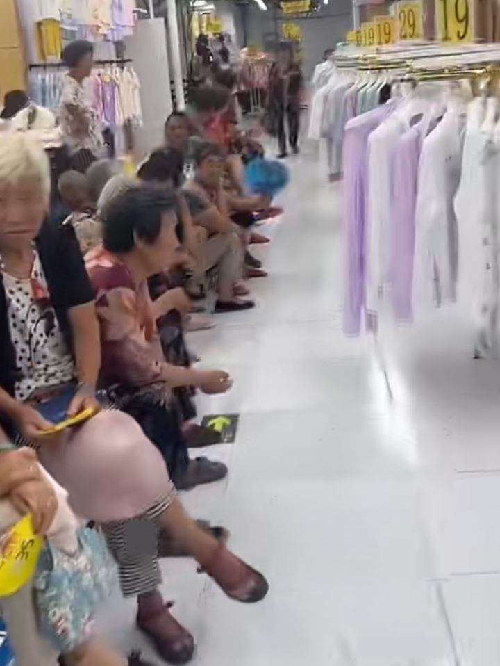 看,商场变成大爷大妈们的乘凉天地了,人气的确够旺,要是回去时每人都