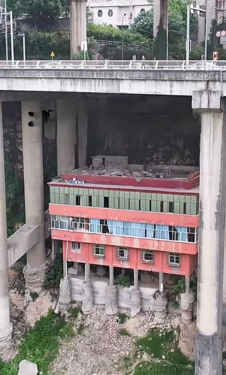 重庆钉子户当初给100万都不愿搬迁,如今桥跨屋顶过,每天车在上面跑