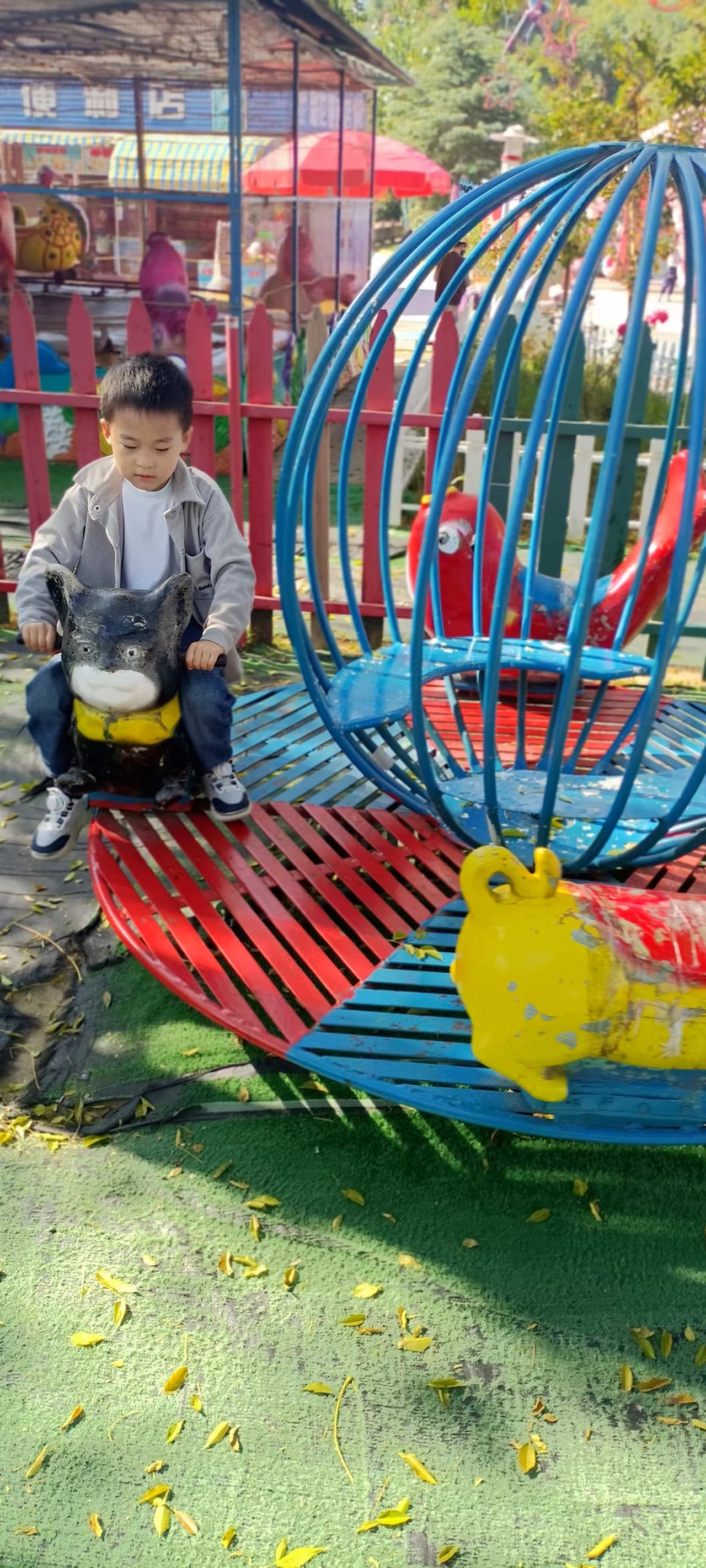 欢迎来到这个充满爱的世界,我是那个可爱的坐在玩具摩托车上的小男孩