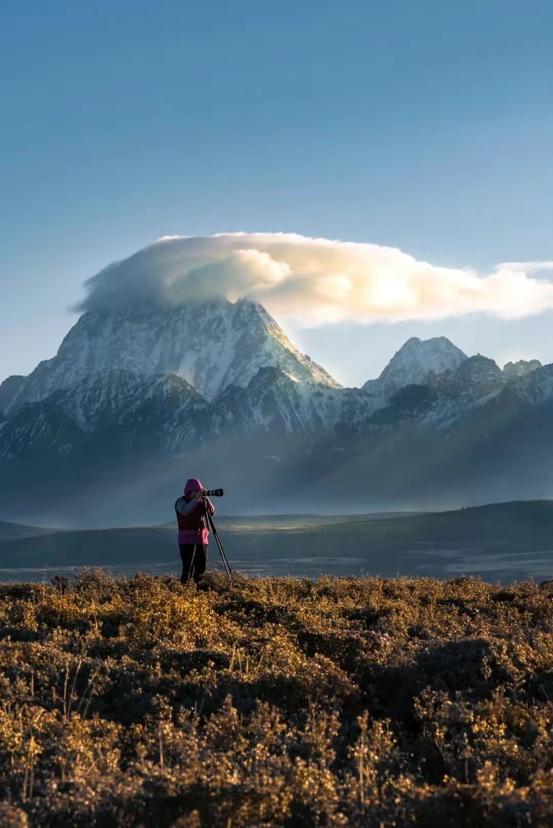 当夕阳洒下,雪峰与水面都披上了金色的光环.