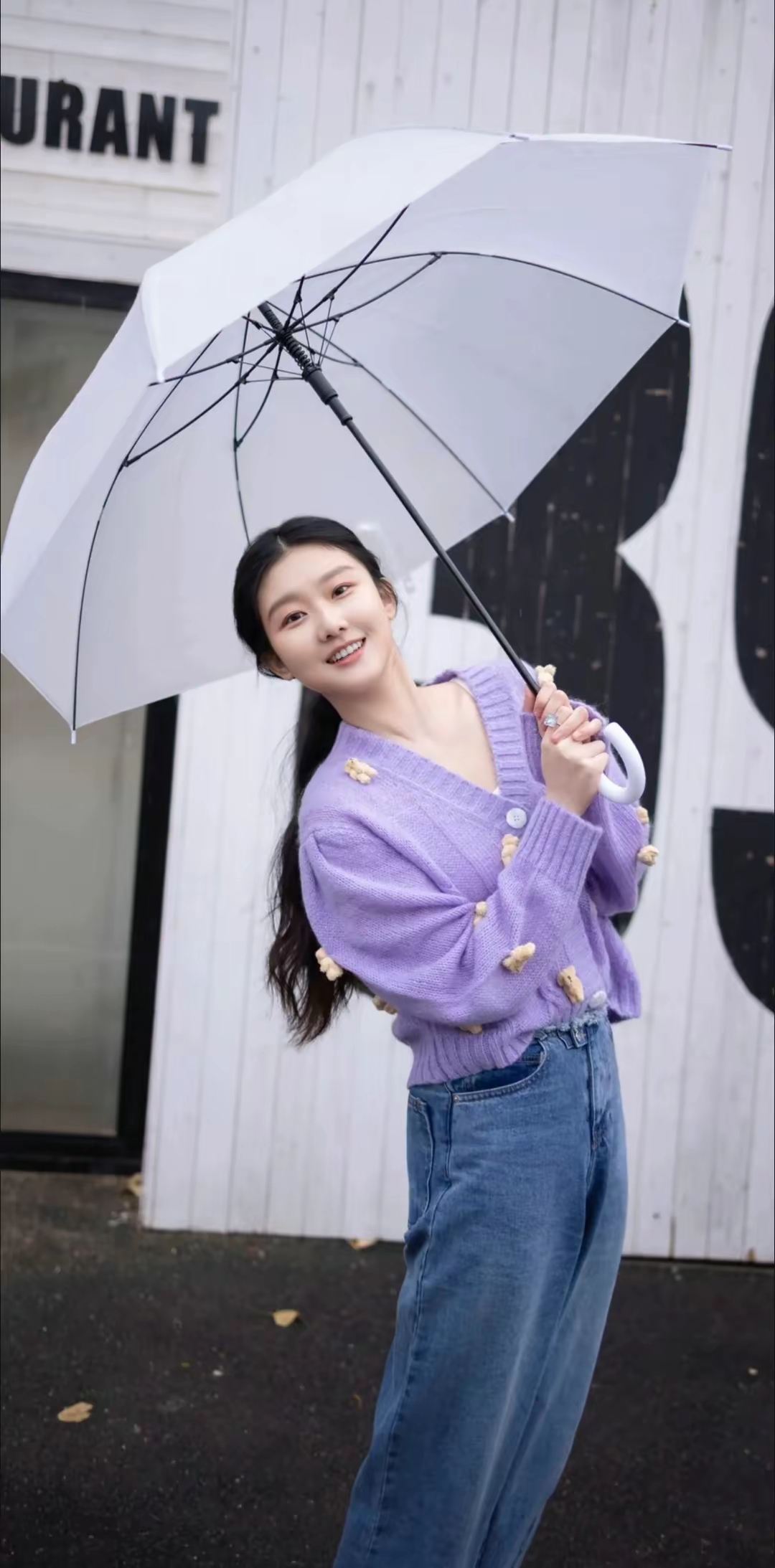 袁雨萱:雨天出门,伞备好心情好!