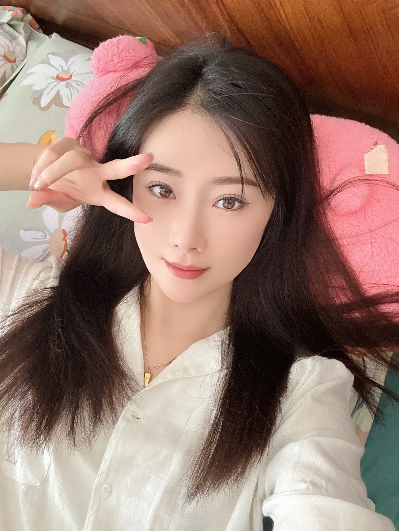 今天又是懒洋洋的一天,躺在床上自拍,生活的小确幸就是如此简单