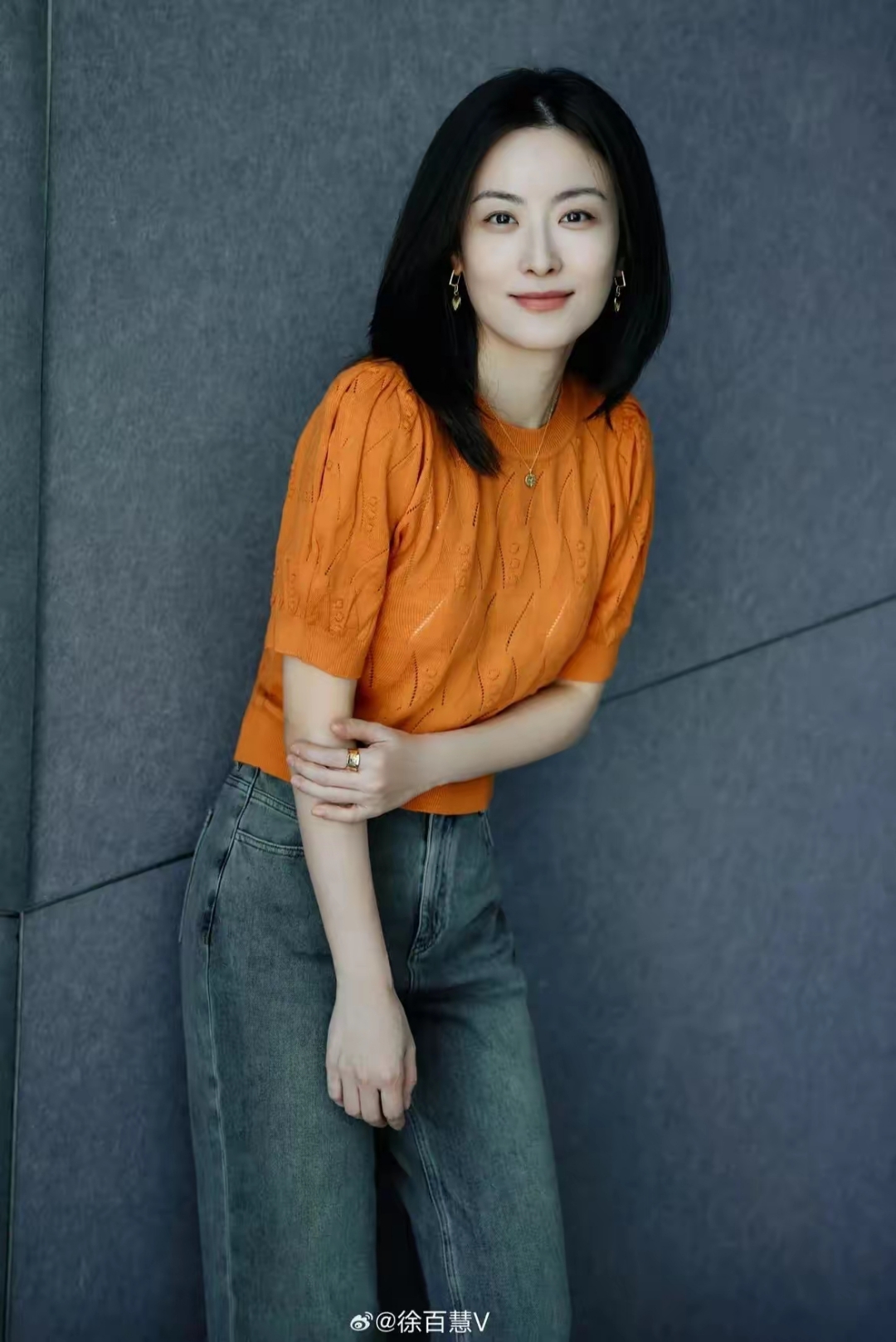 徐百卉元气满满,橙色上衣搭配牛仔阔腿裤,轻松展现休闲时尚感.